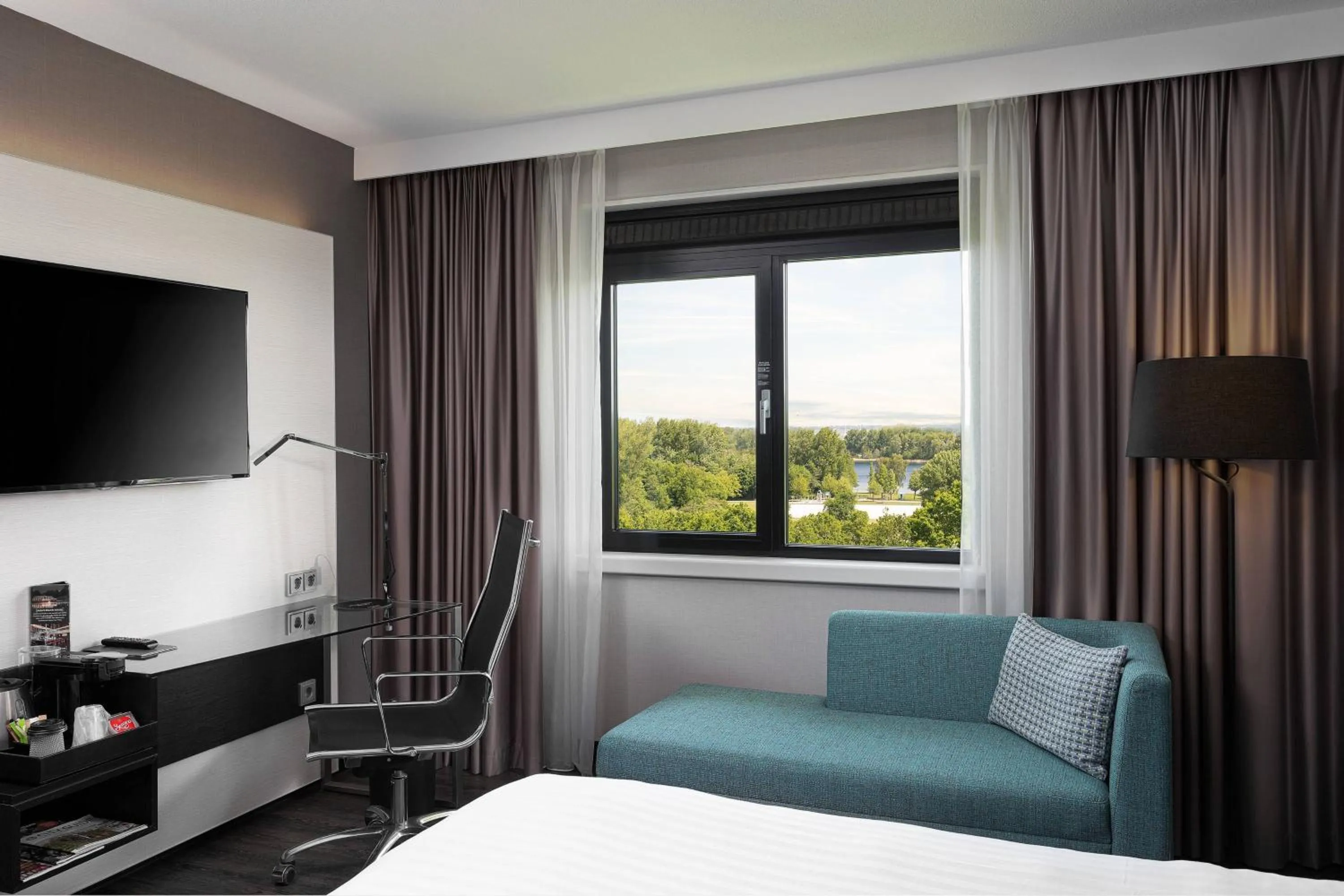 Photo of the whole room, Bed in Courtyard by Marriott Amsterdam Airport