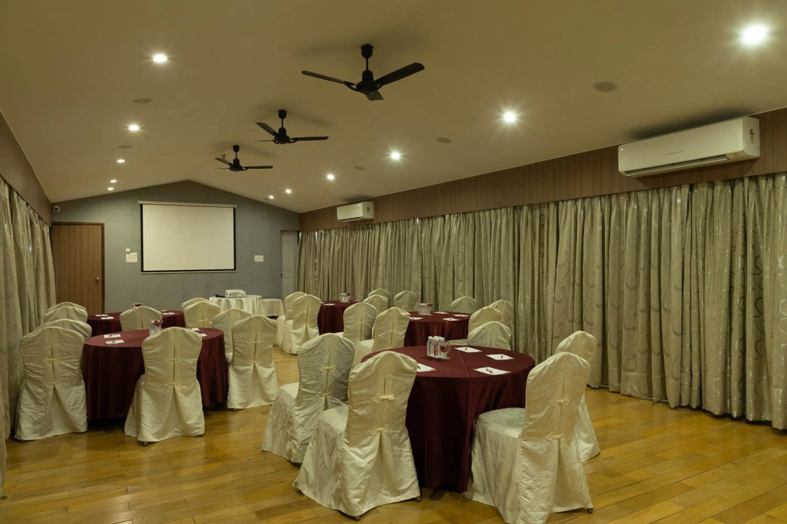 Banquet/Function facilities in Freesia Resort by Express Inn