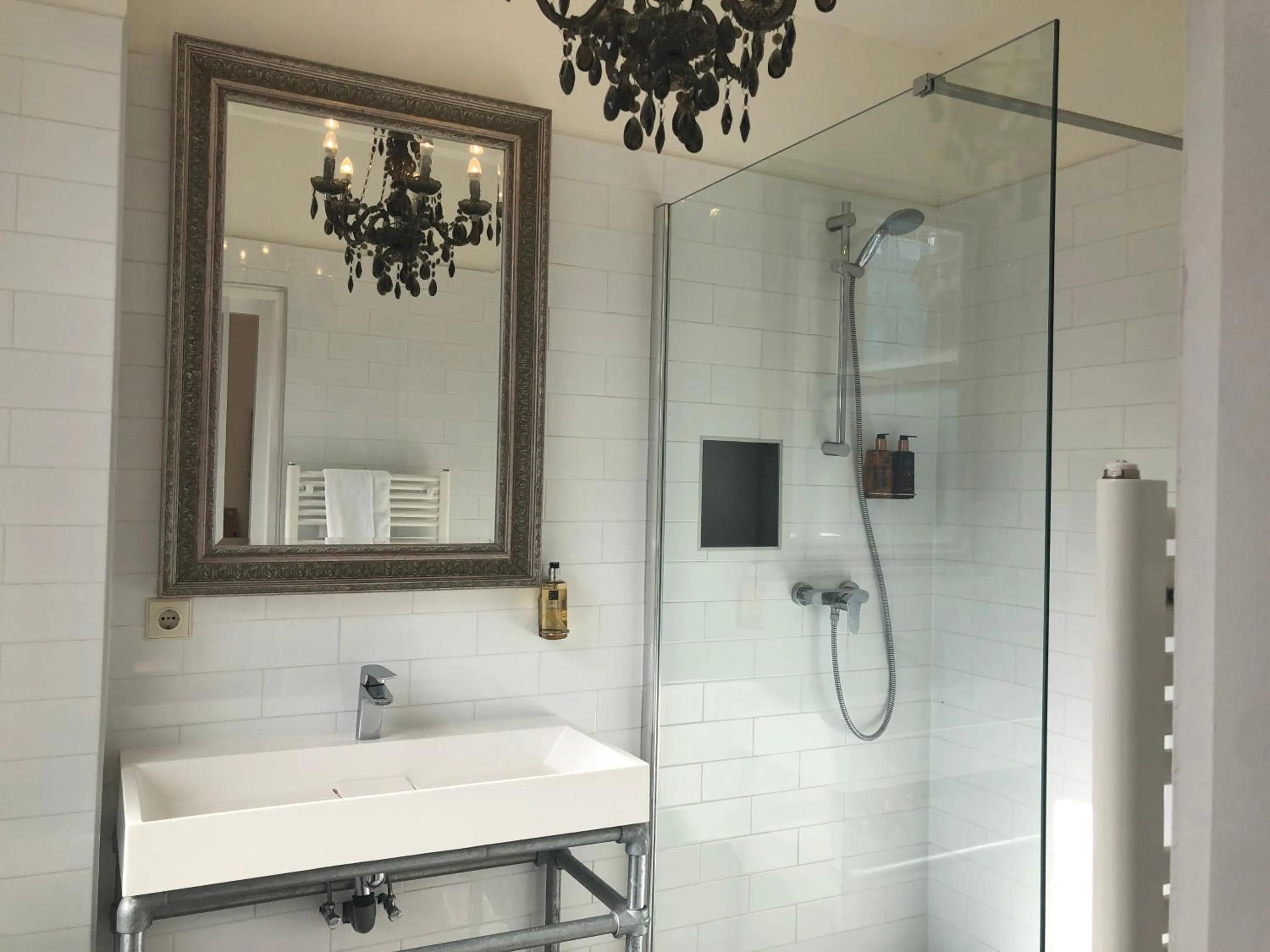 Shower in Nine-T-Teen Bed and Boutique