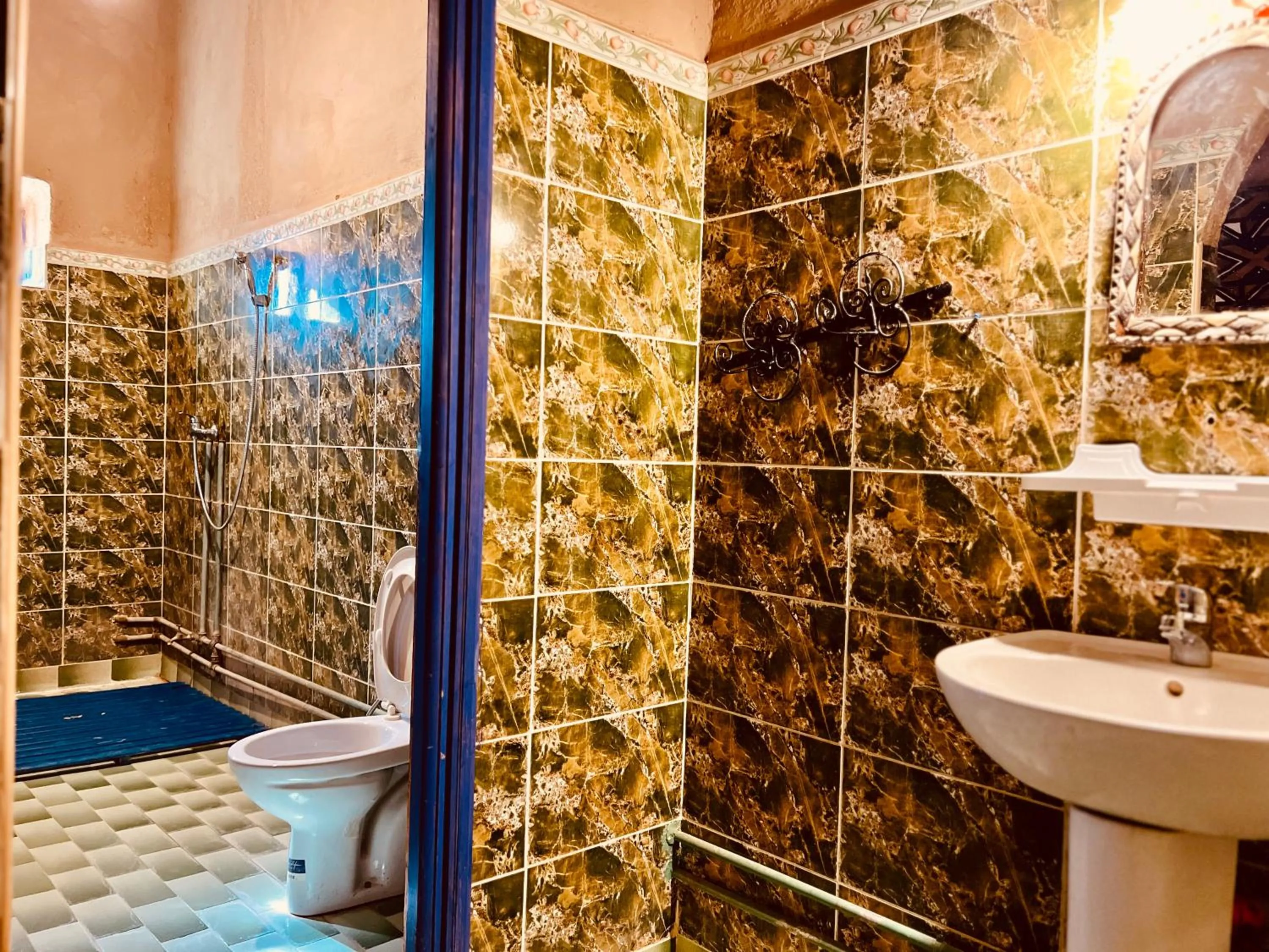 Shower in Hotel Camping Les Roses Des Dunes & Piscine