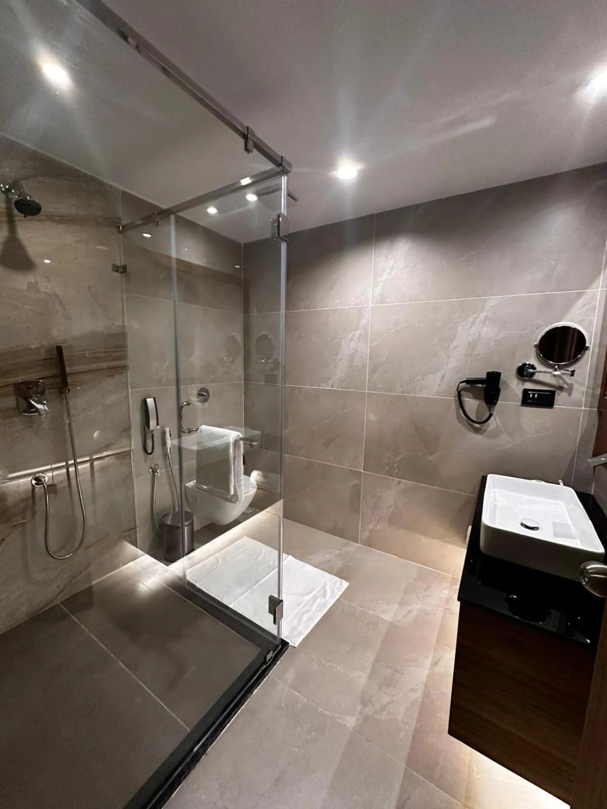 Shower in Viceroy Luxury Mountain Resort and Spa