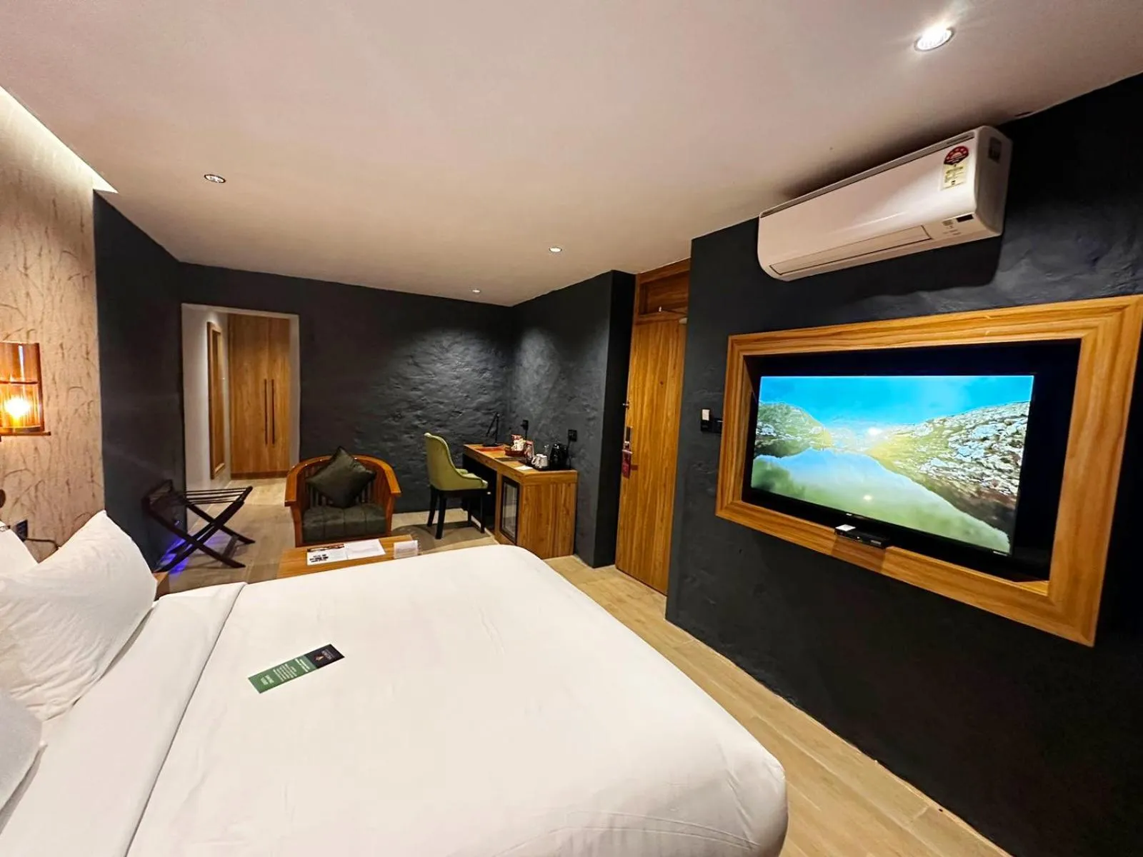 Bed in Viceroy Luxury Mountain Resort and Spa