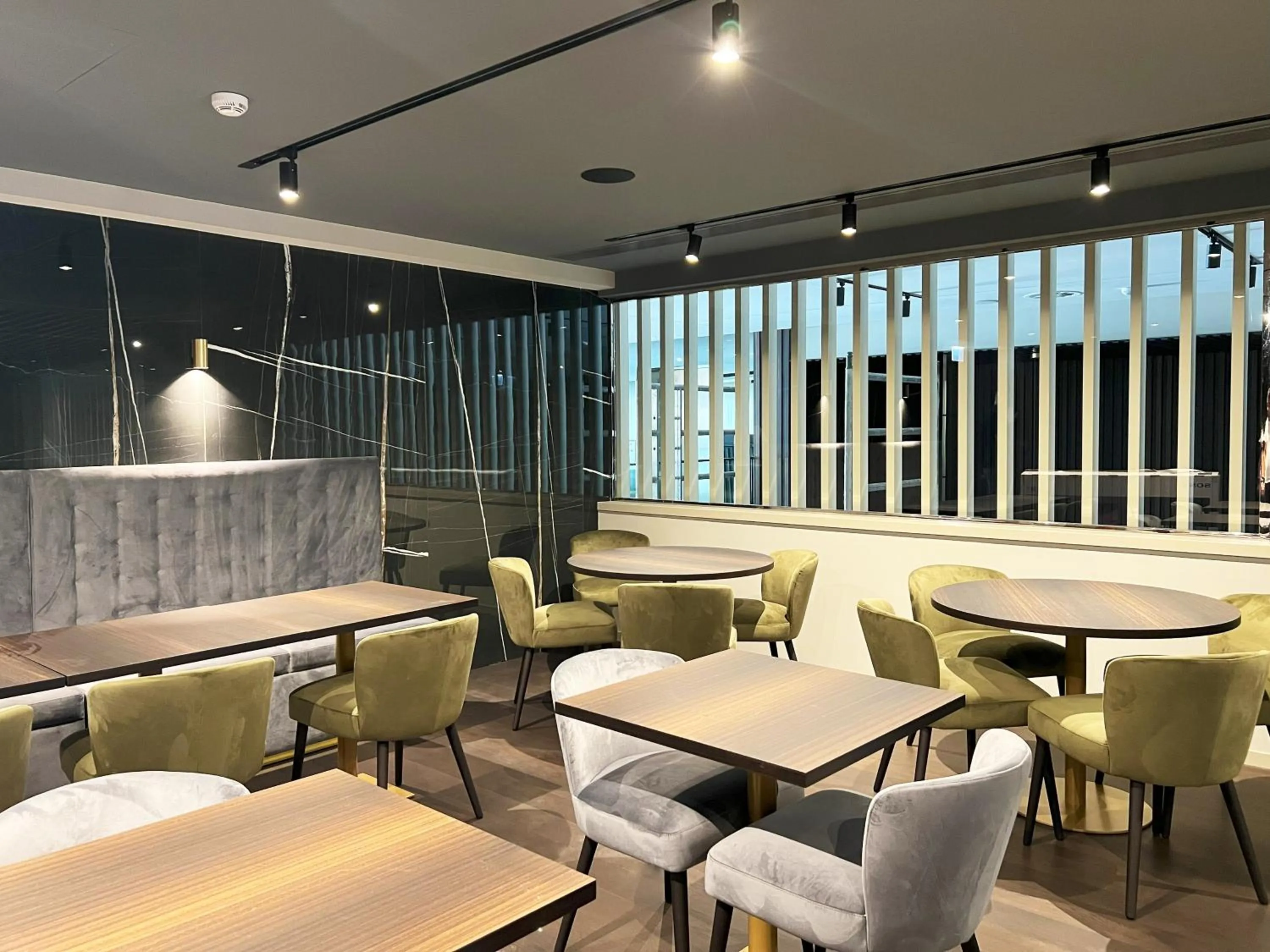 Lounge or bar in Bom Sucesso Hotel by gaiarooms