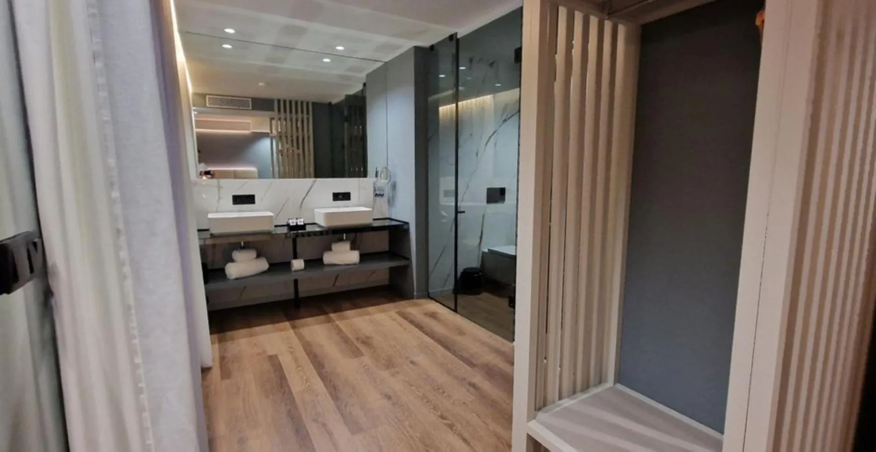 Bathroom in Bom Sucesso Hotel by gaiarooms