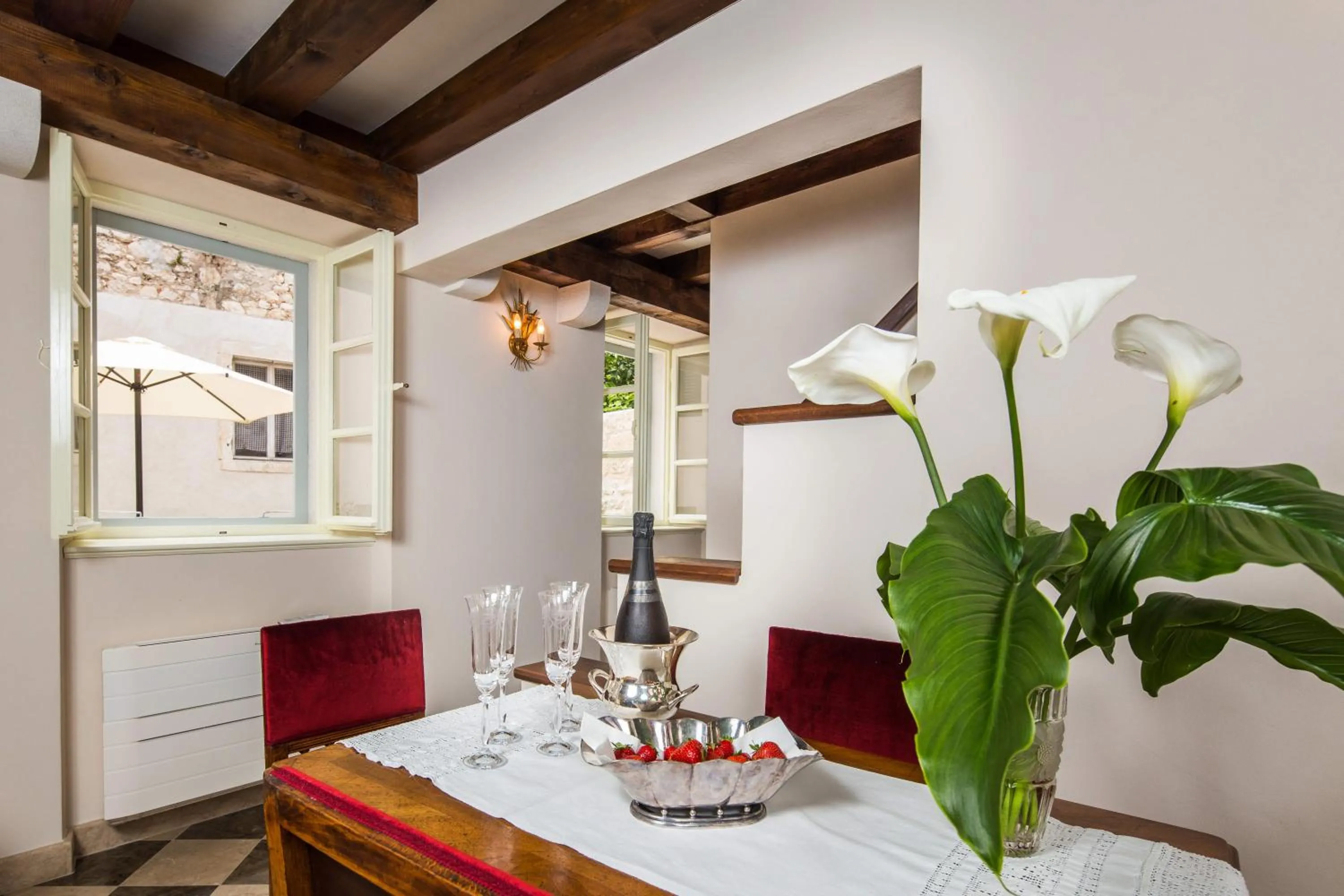 Dining area in Holiday Home City Walls