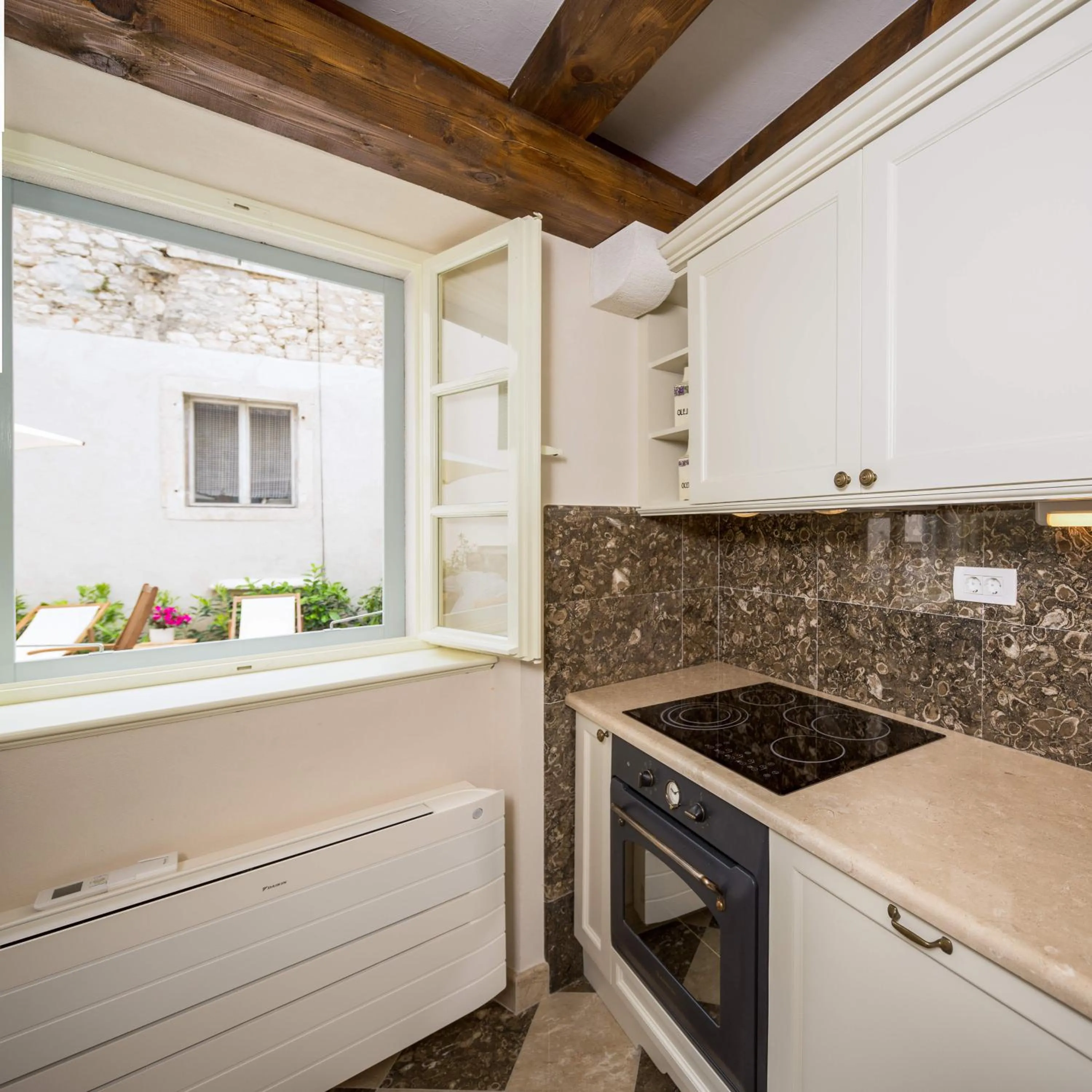 Kitchen or kitchenette in Holiday Home City Walls