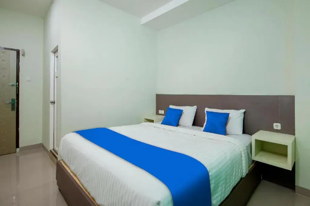 Standard Double Room in Hotel Wisata Samosir By Helocus Standard Double Room in Hotel Wisata Samosir By Helocus