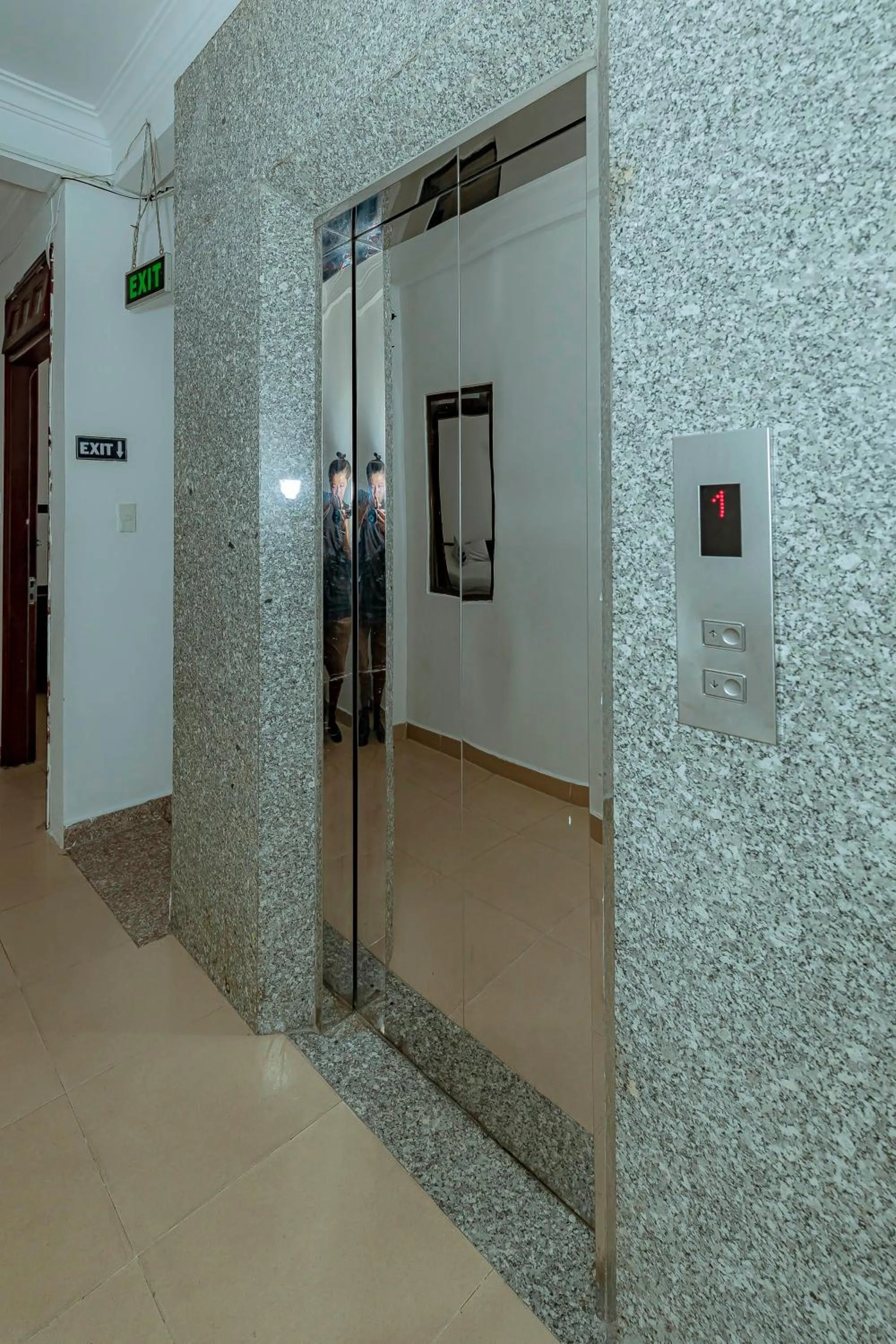 elevator in Pearl Wealth Dalat Hotel