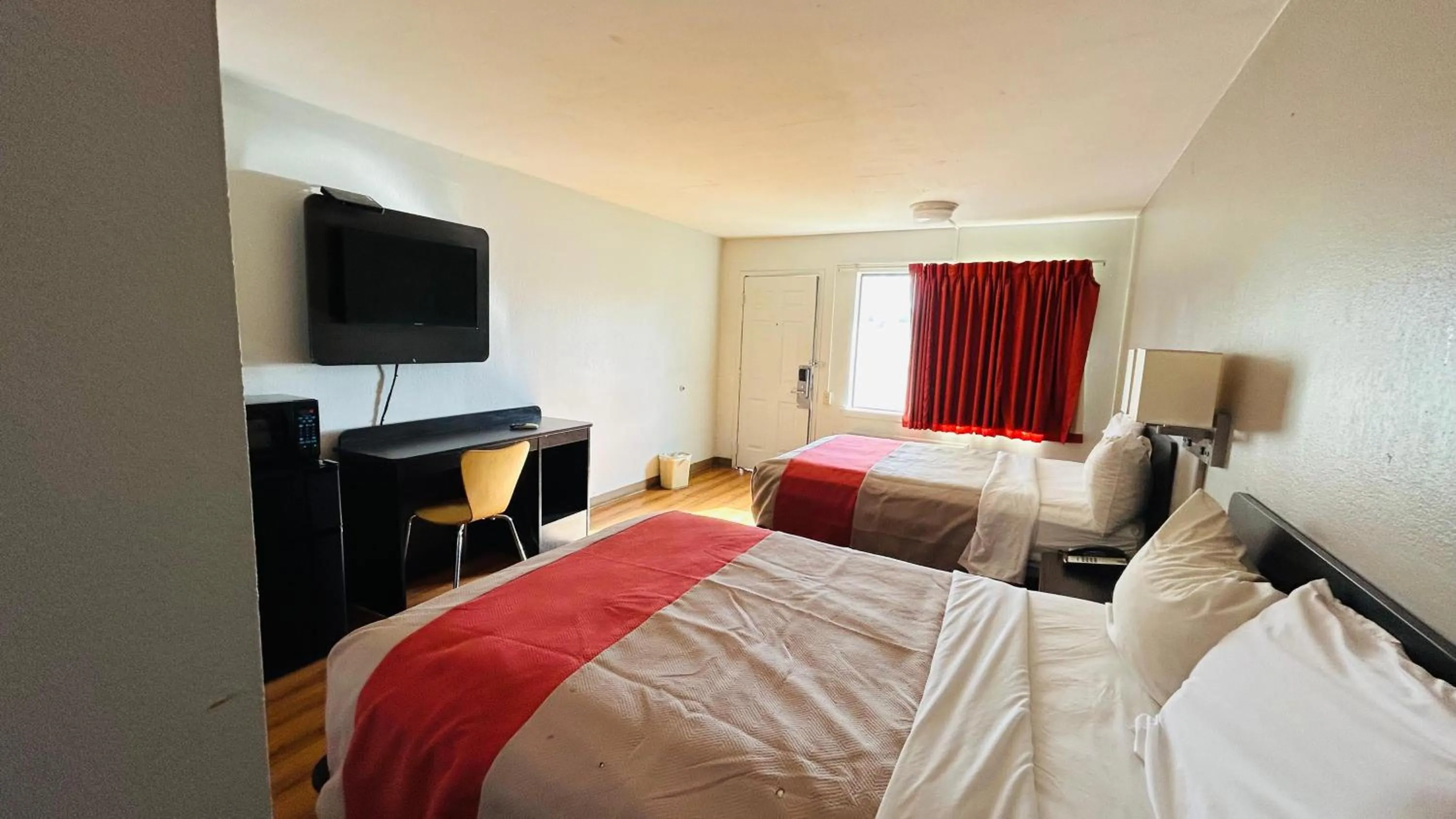 Bedroom, Bed in Super 7 Inn Tupelo