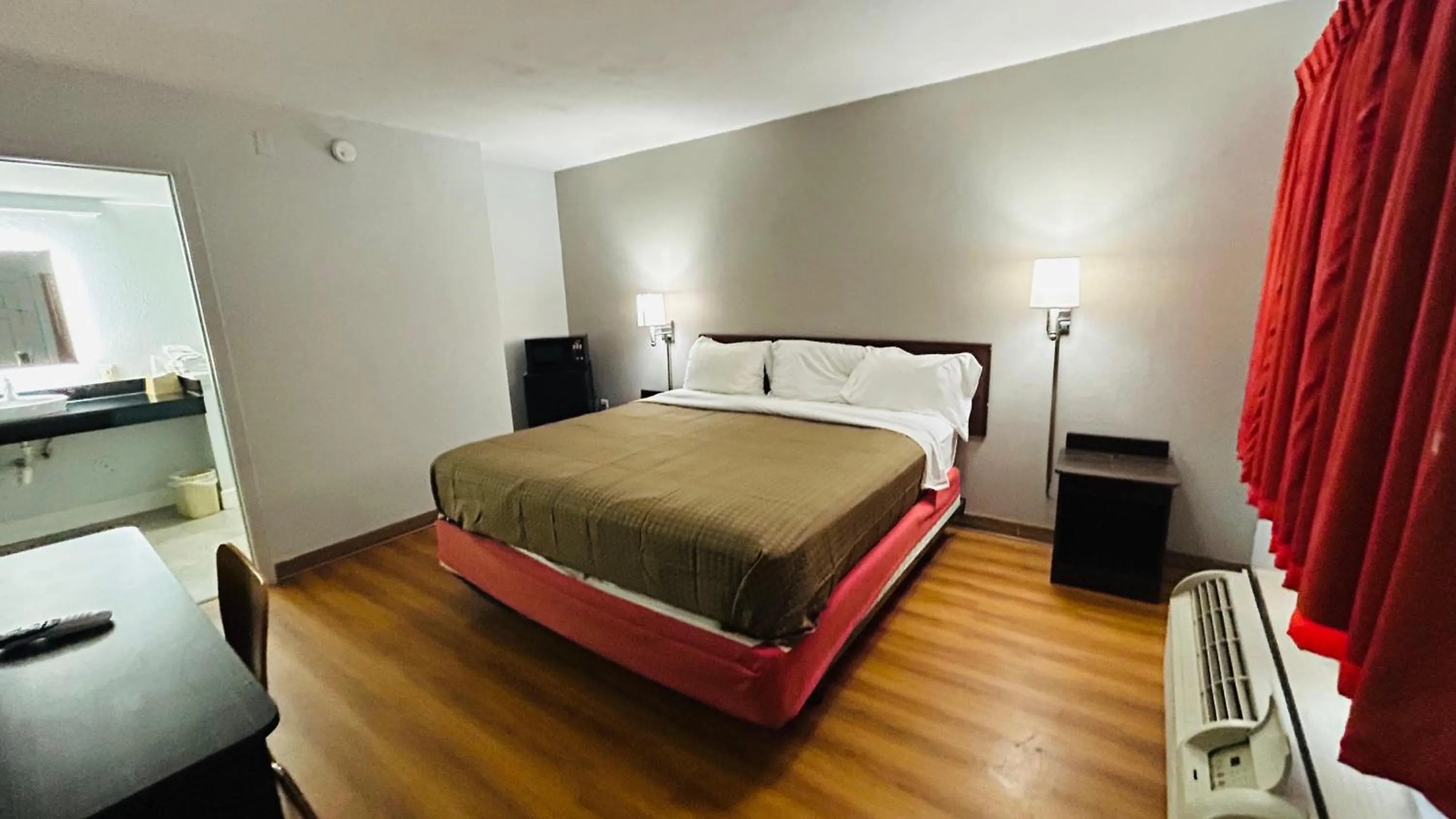 Bedroom, Bed in Super 7 Inn Tupelo