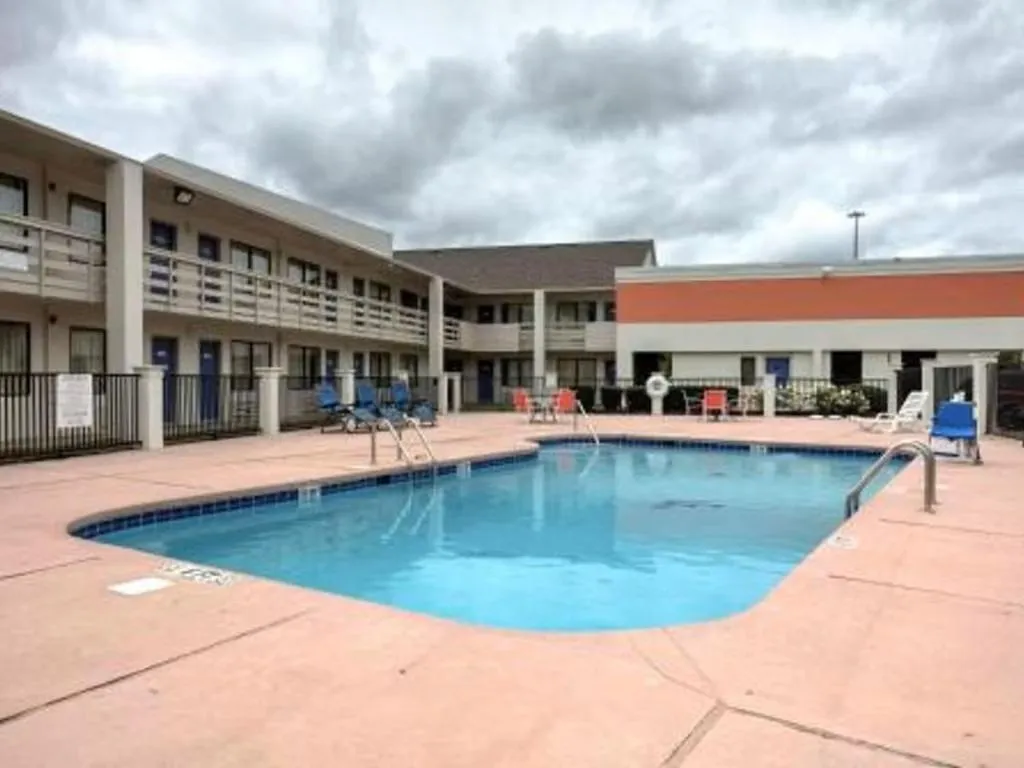 Swimming pool in Super 7 Inn Tupelo