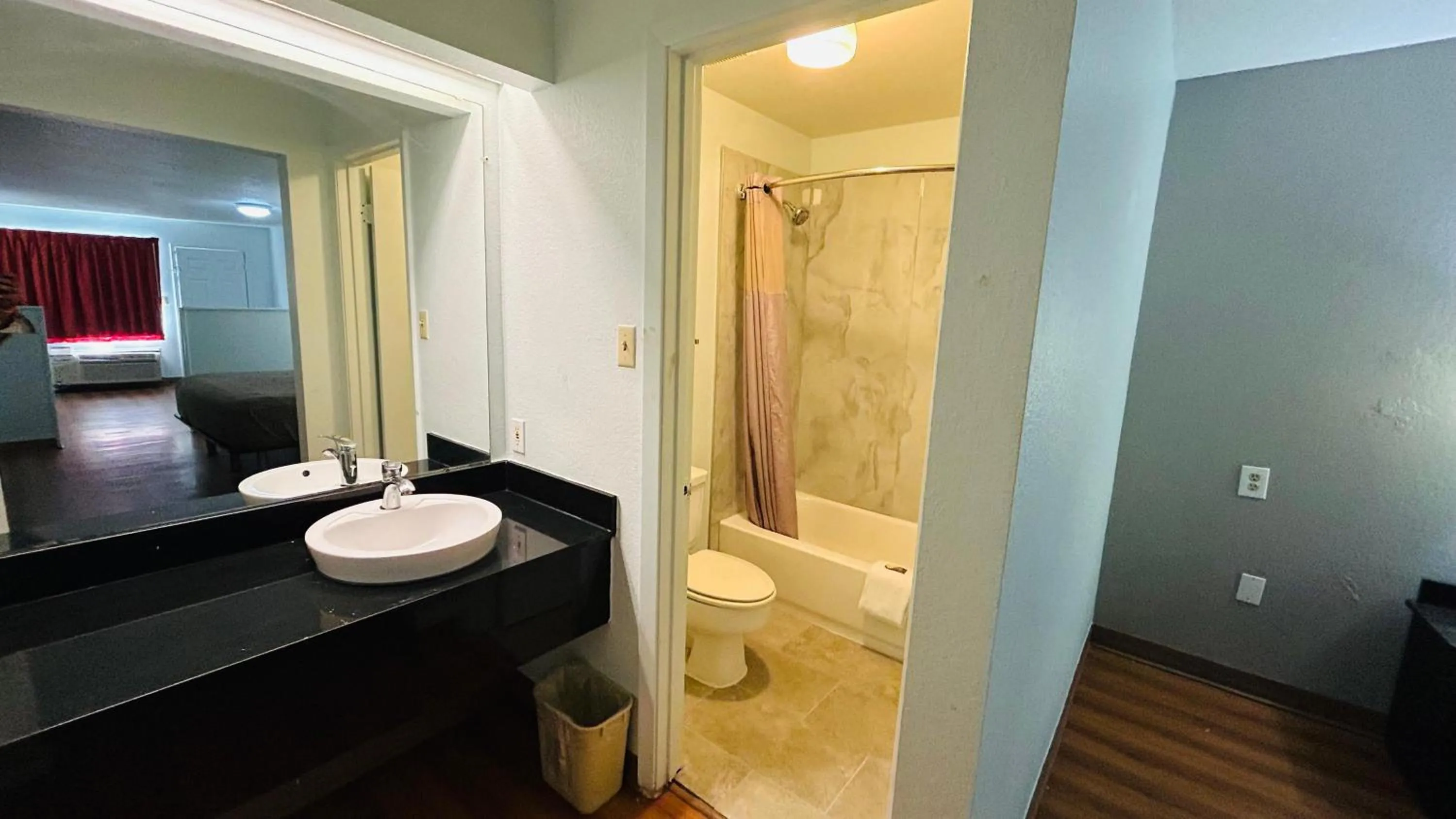 Bathroom in Super 7 Inn Tupelo