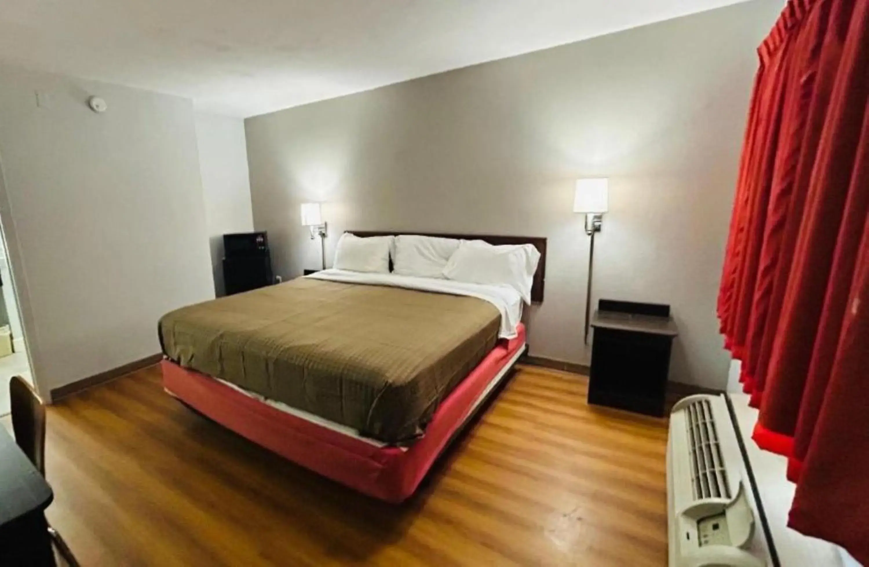 Bedroom, Bed in Super 7 Inn Tupelo Bedroom, Bed in Super 7 Inn Tupelo