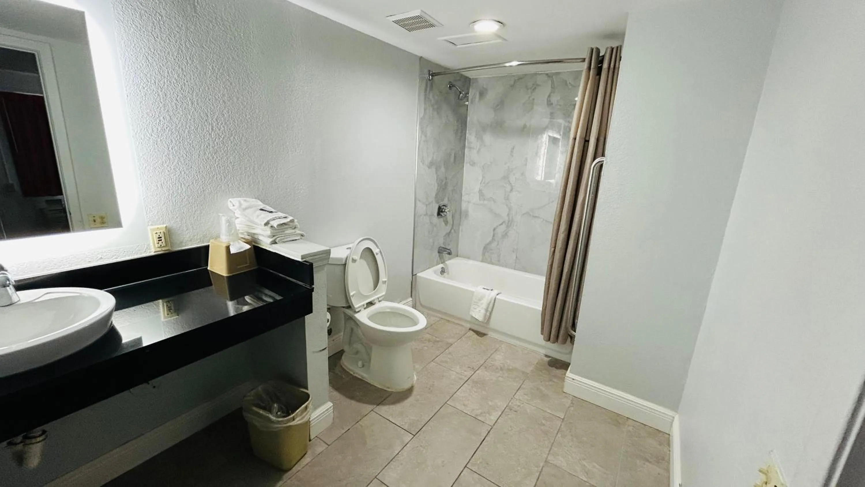 Bathroom in Super 7 Inn Tupelo