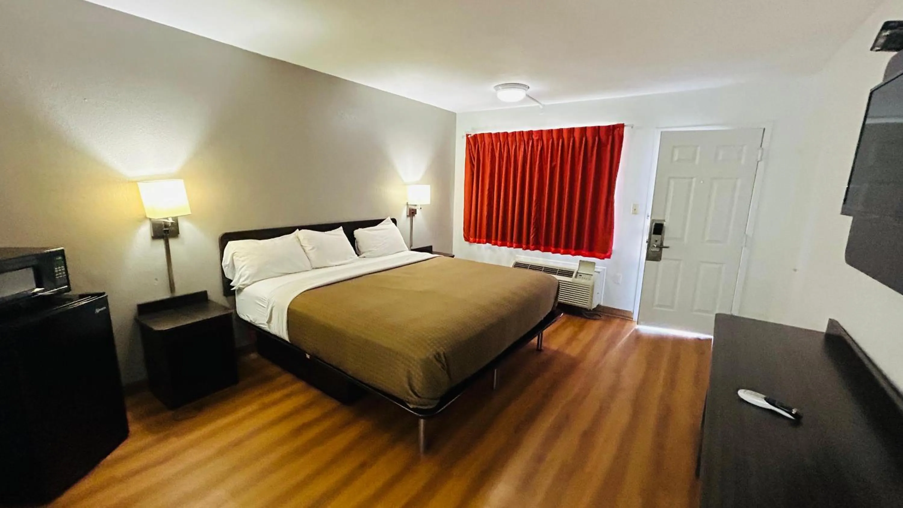 Bedroom, Bed in Super 7 Inn Tupelo