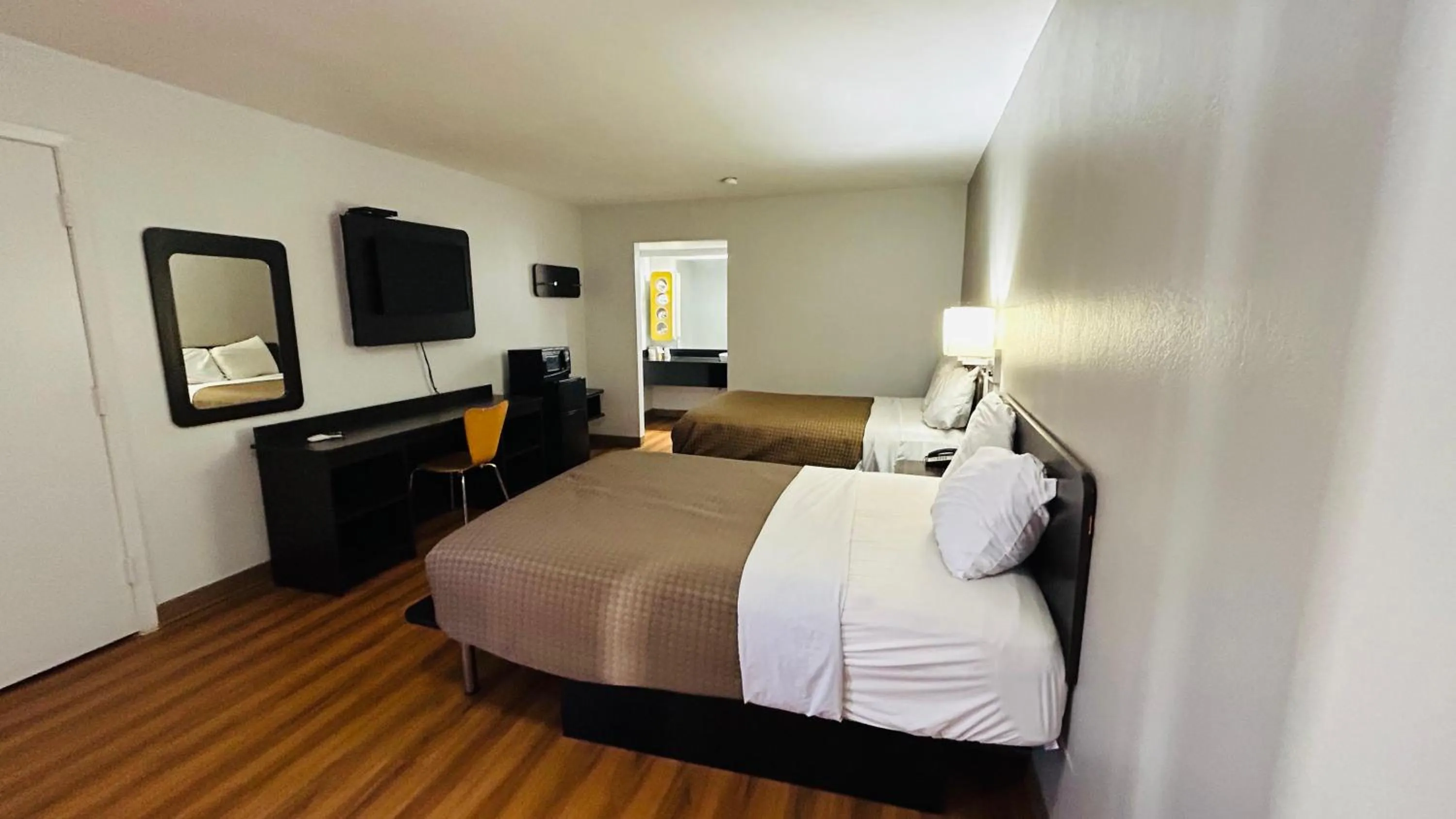 Bedroom, Bed in Super 7 Inn Tupelo