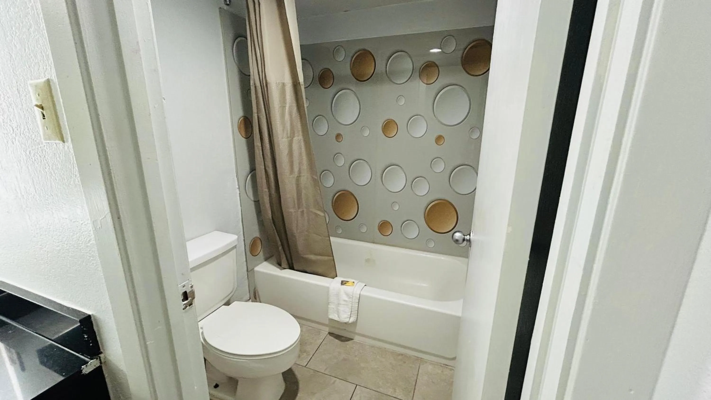 Bathroom in Super 7 Inn Tupelo