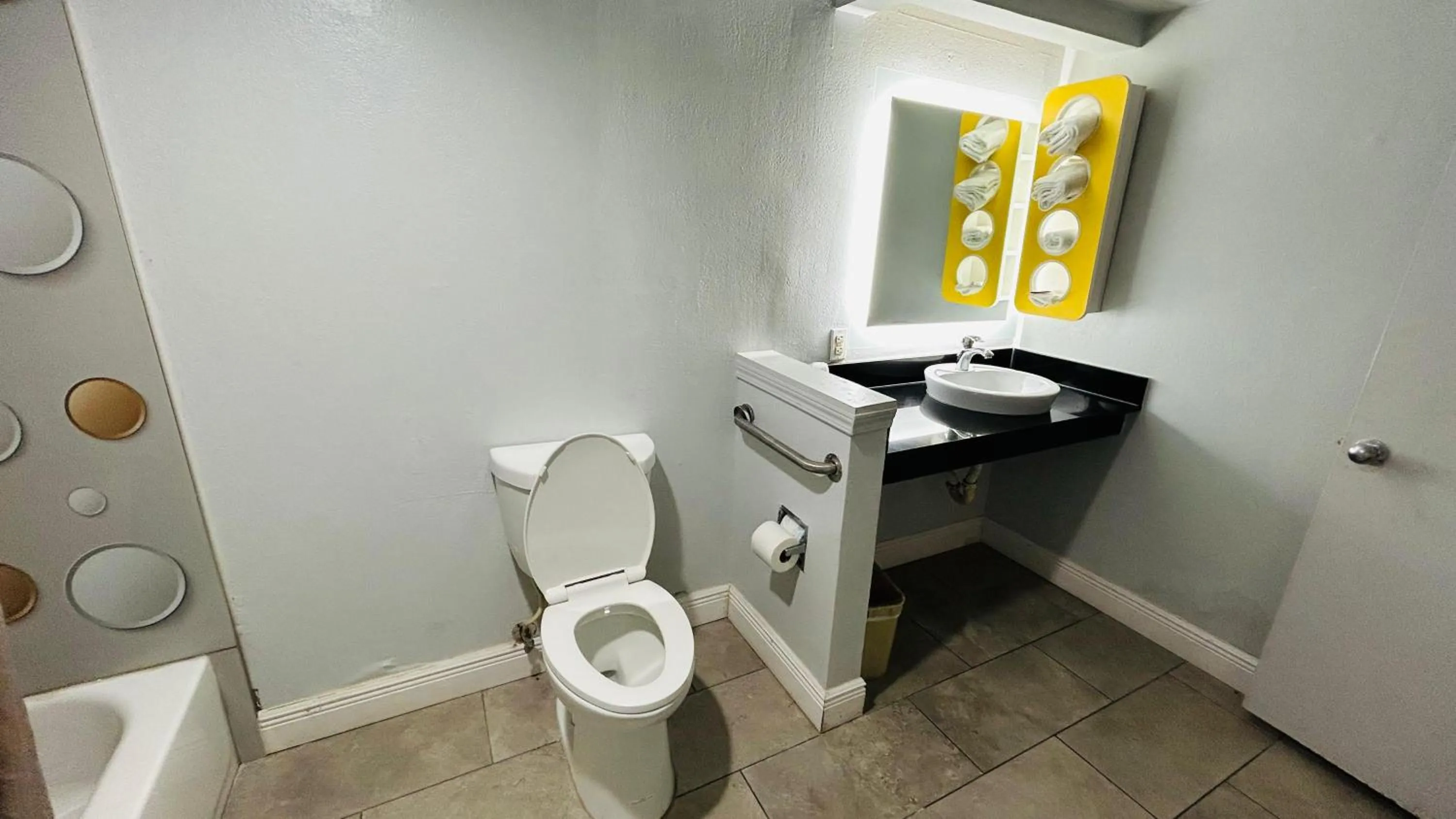 Bathroom in Super 7 Inn Tupelo