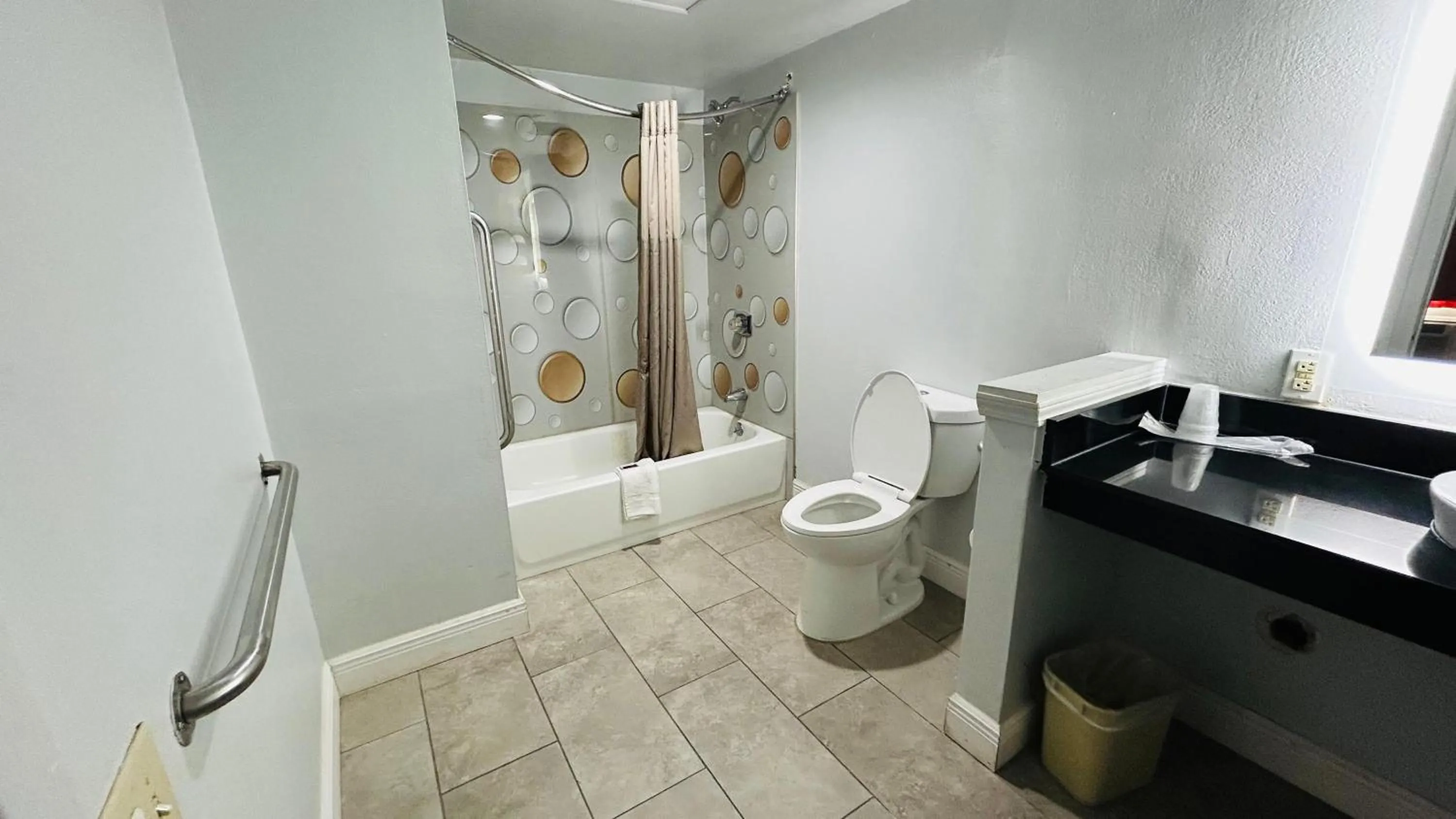 Bathroom in Super 7 Inn Tupelo