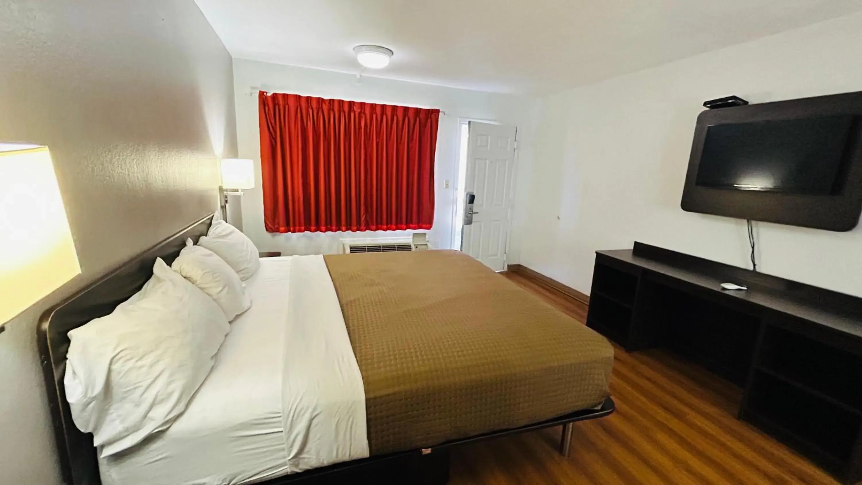 King Room - Smoking in Super 7 Inn Tupelo King Room - Smoking in Super 7 Inn Tupelo