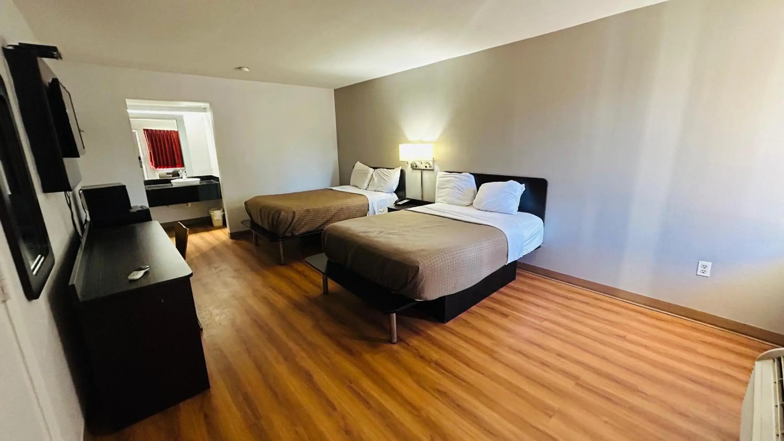 2 Full Bed Smoking in Super 7 Inn Tupelo 2 Full Bed Smoking in Super 7 Inn Tupelo