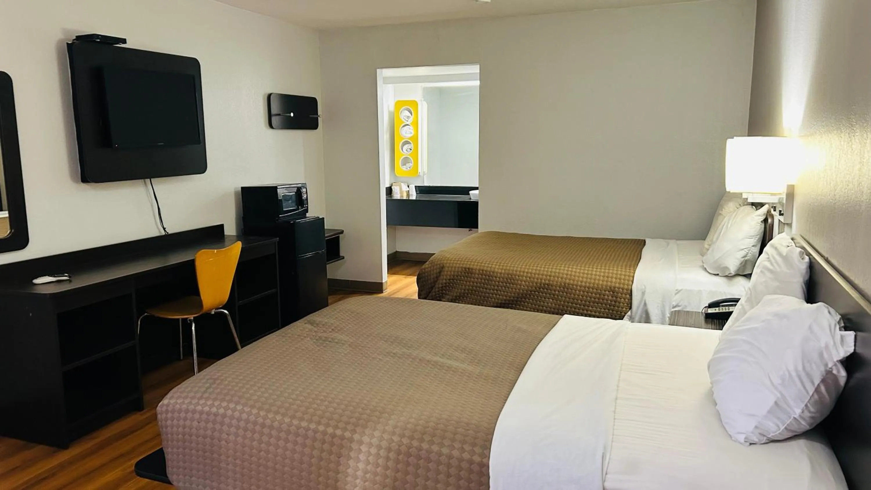 Bedroom, Bed in Super 7 Inn Tupelo