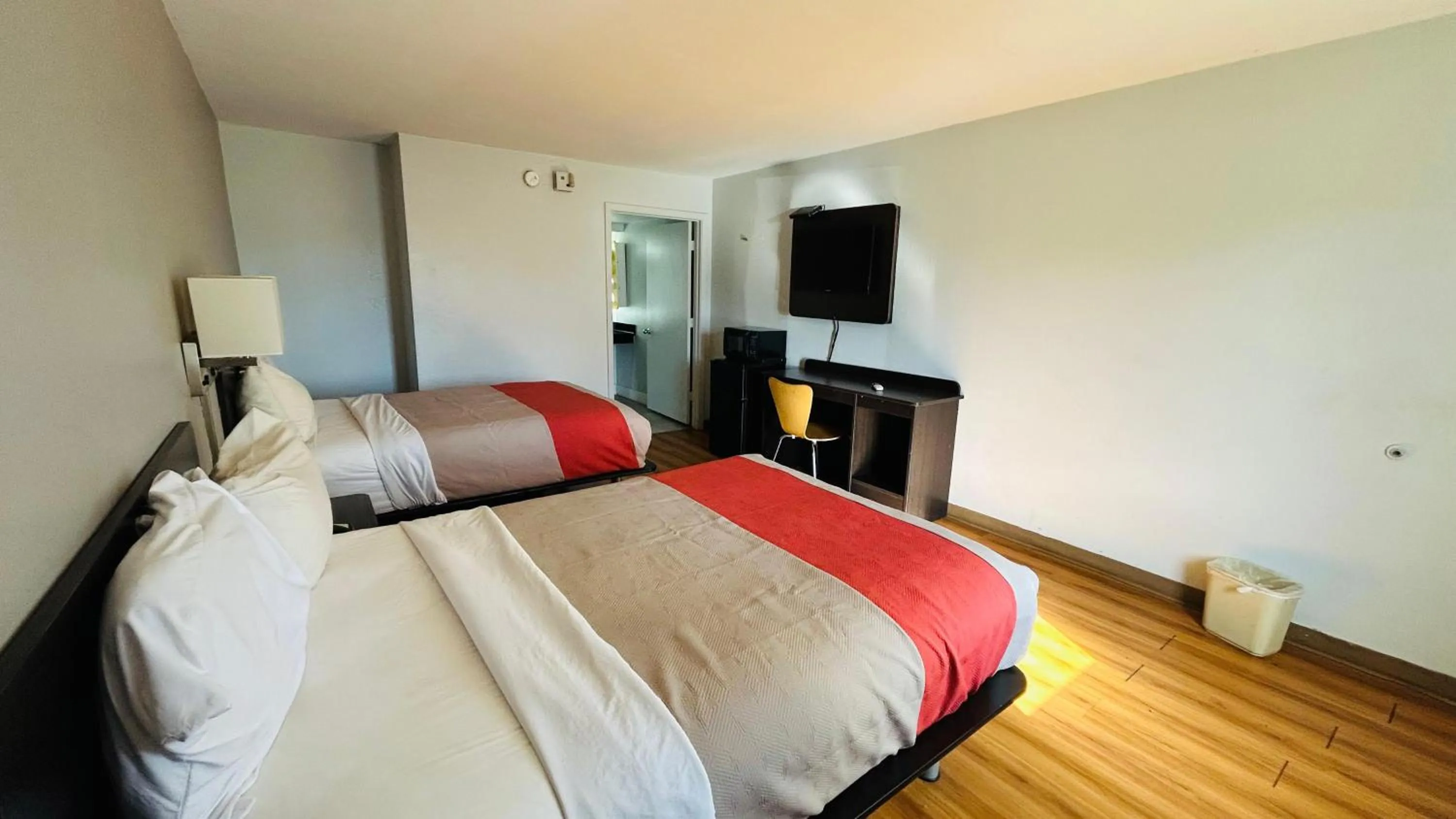 Bedroom, Bed in Super 7 Inn Tupelo