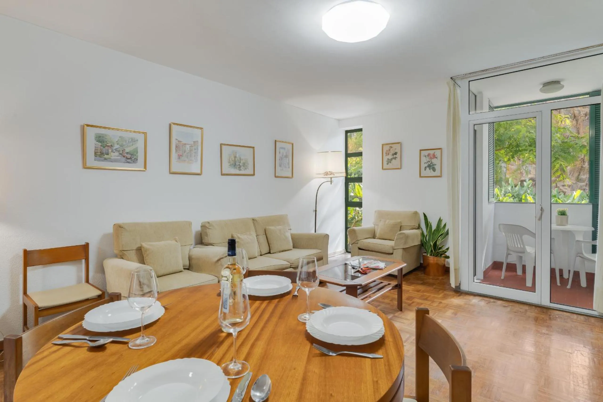Dining area in Refugio Madeirense by Atlantic Holiday