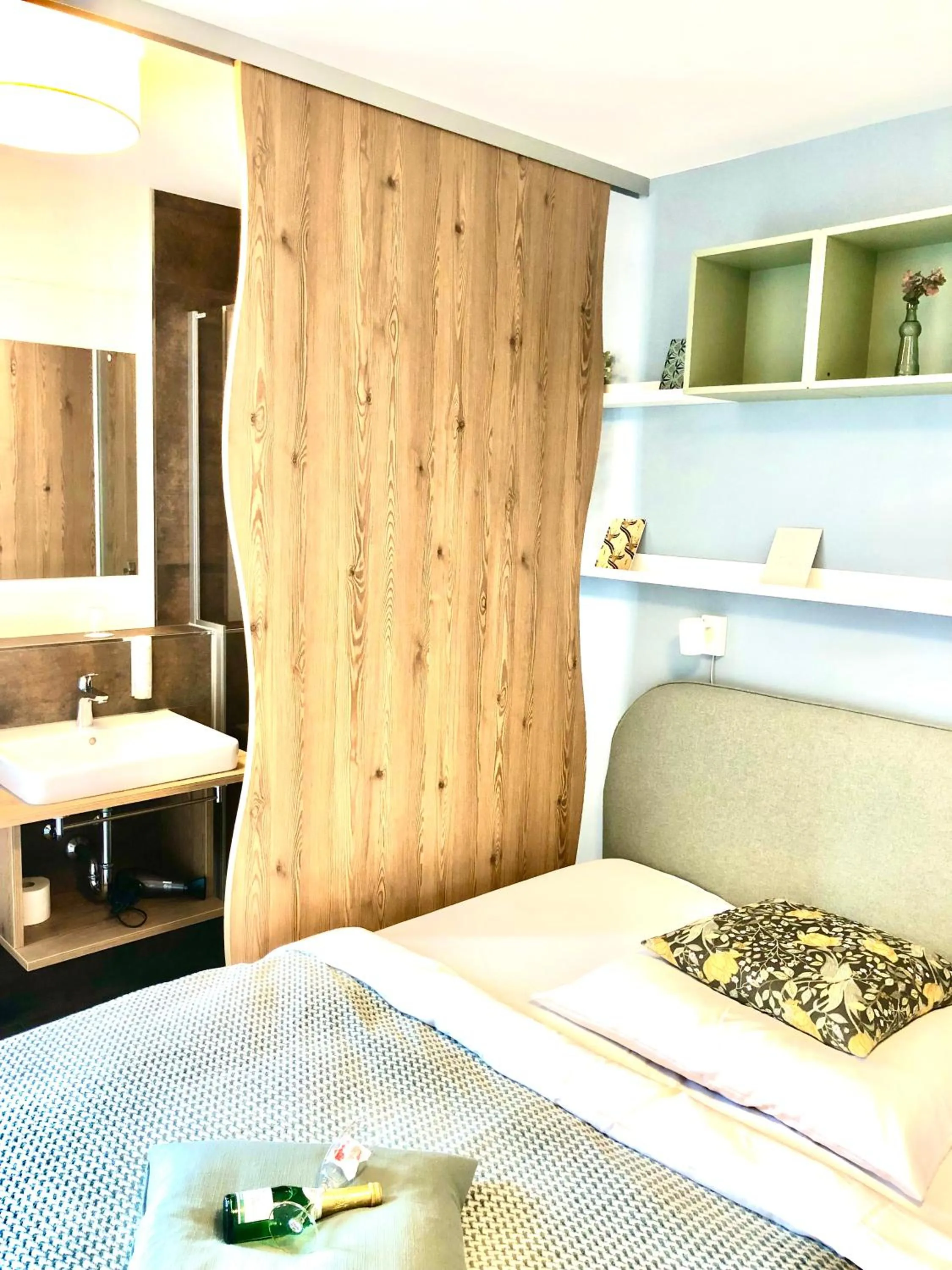 Photo of the whole room, Bed in R & J Hotel