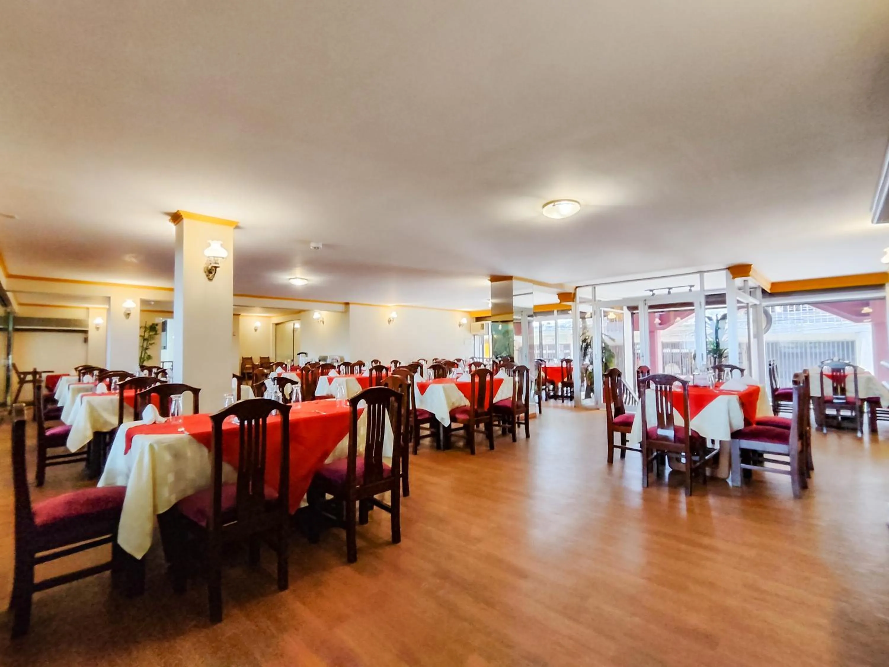 Restaurant/places to eat in Lido Hotel