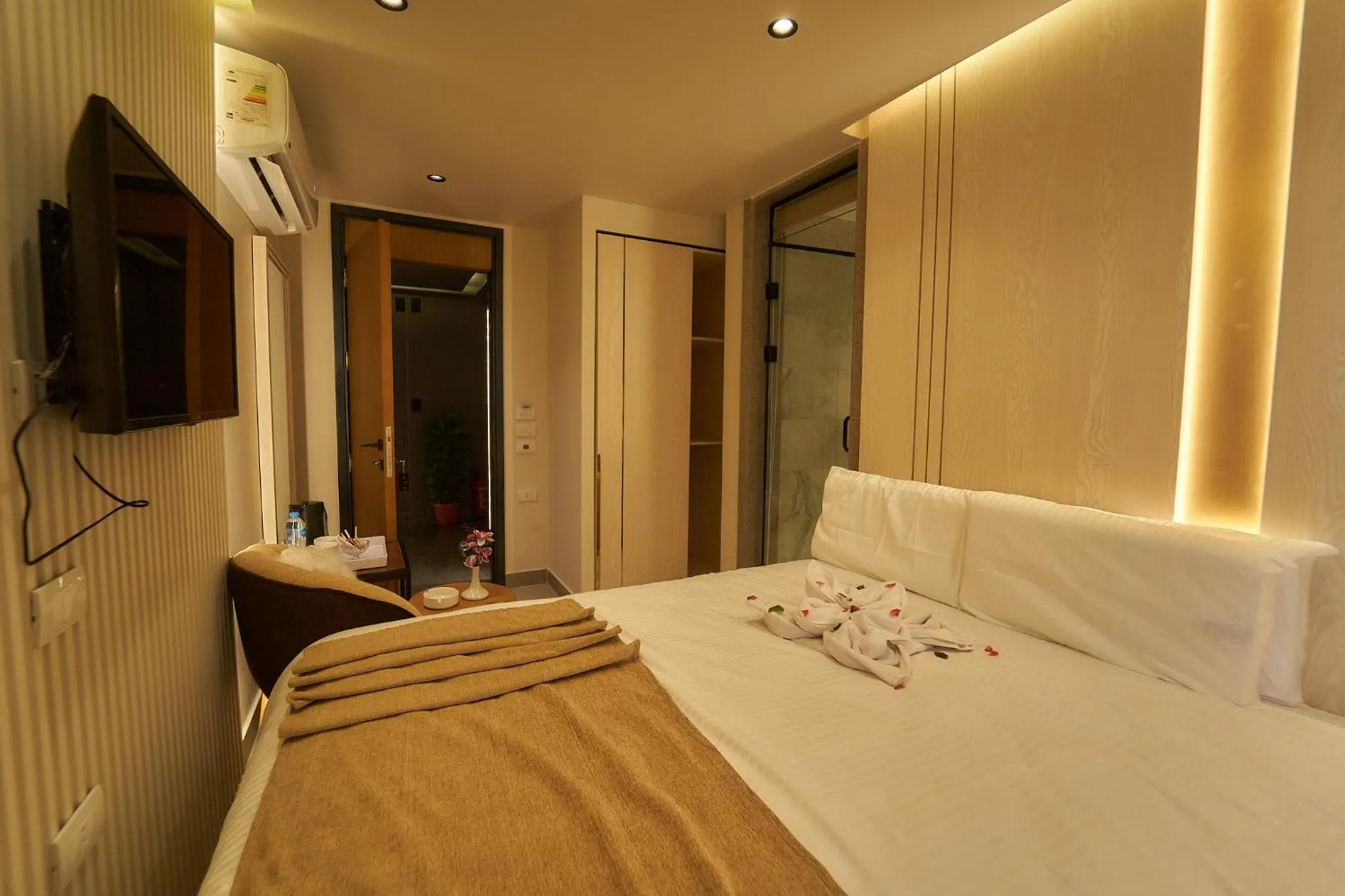 Bed in Gold's Pyramids Hotel