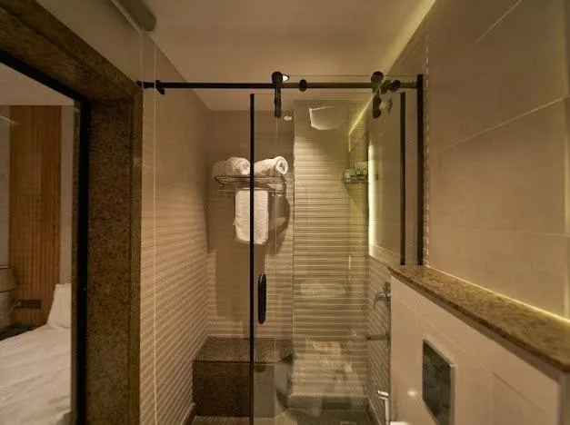 Shower in Gold's Pyramids Hotel
