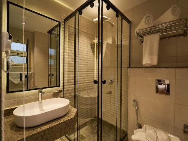Shower in Gold's Pyramids Hotel