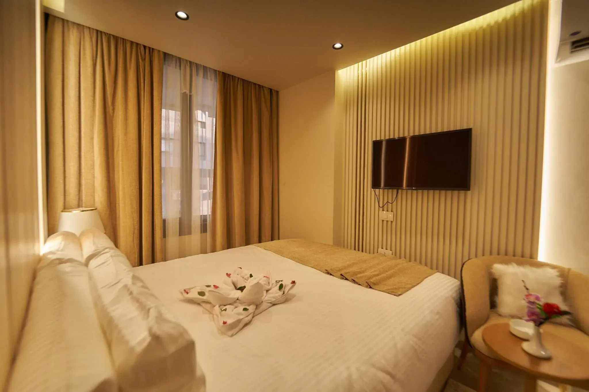 Communal lounge/ TV room, Bed in Gold's Pyramids Hotel Communal lounge/ TV room, Bed in Gold's Pyramids Hotel