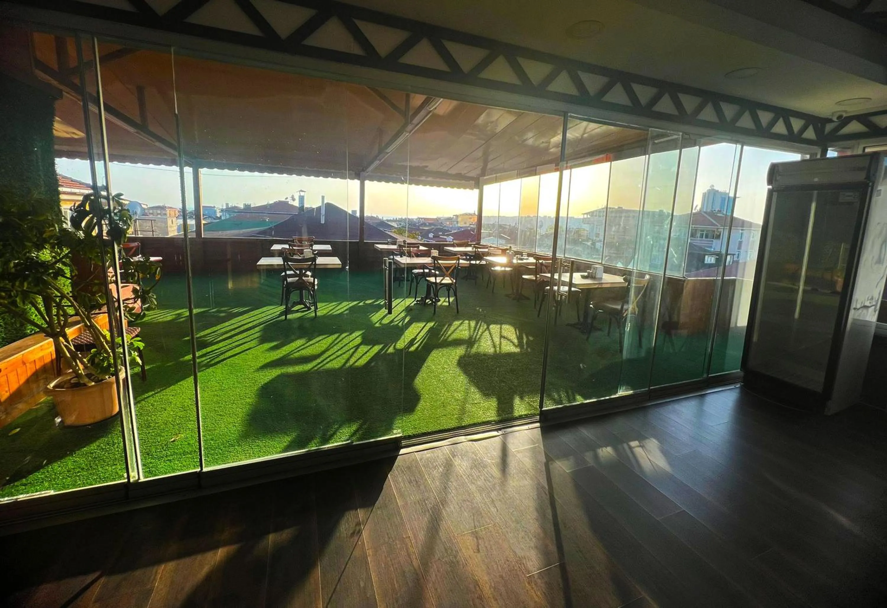 Restaurant/places to eat in Avist Hotel Avcılar