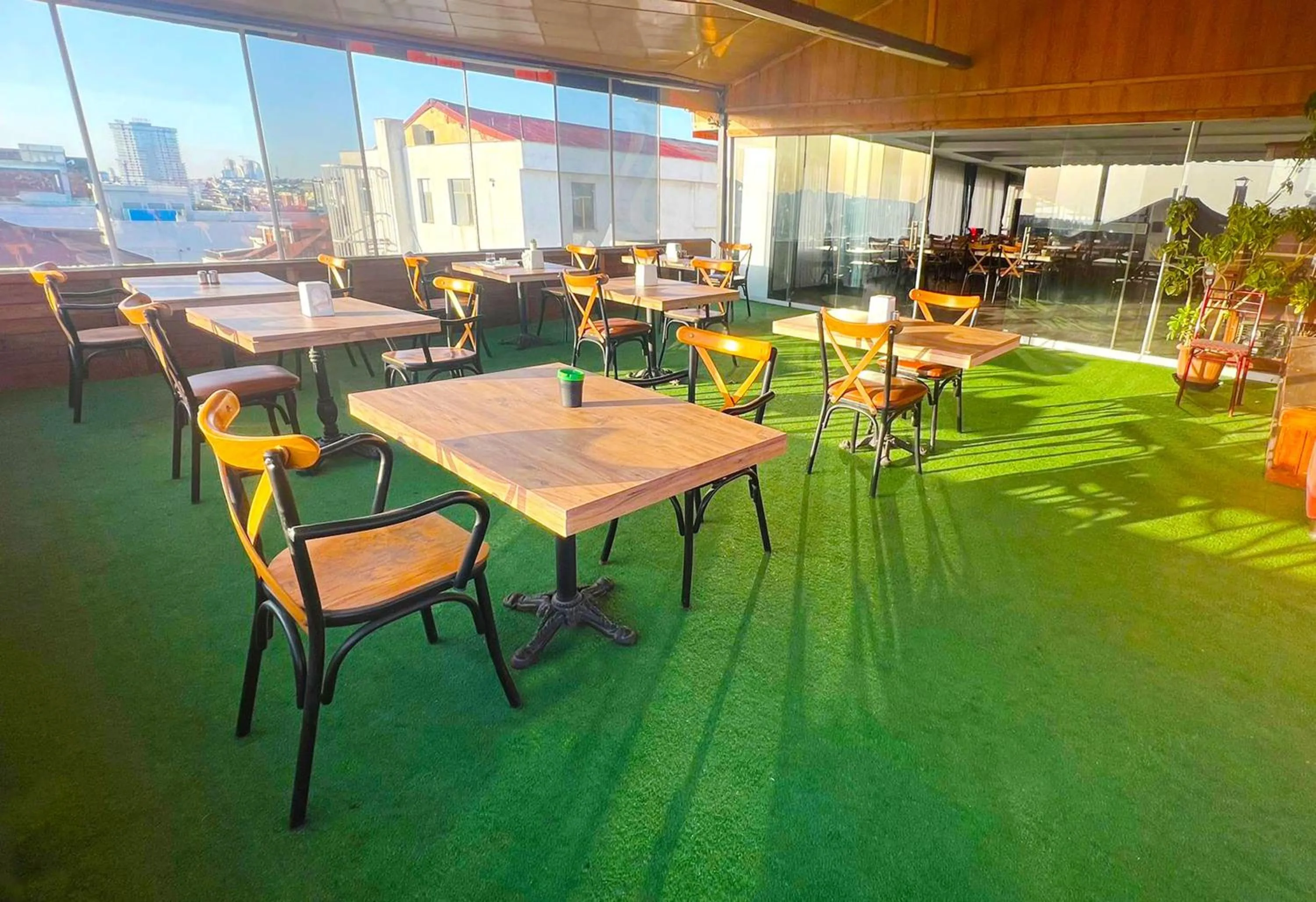 Restaurant/places to eat in Avist Hotel Avcılar