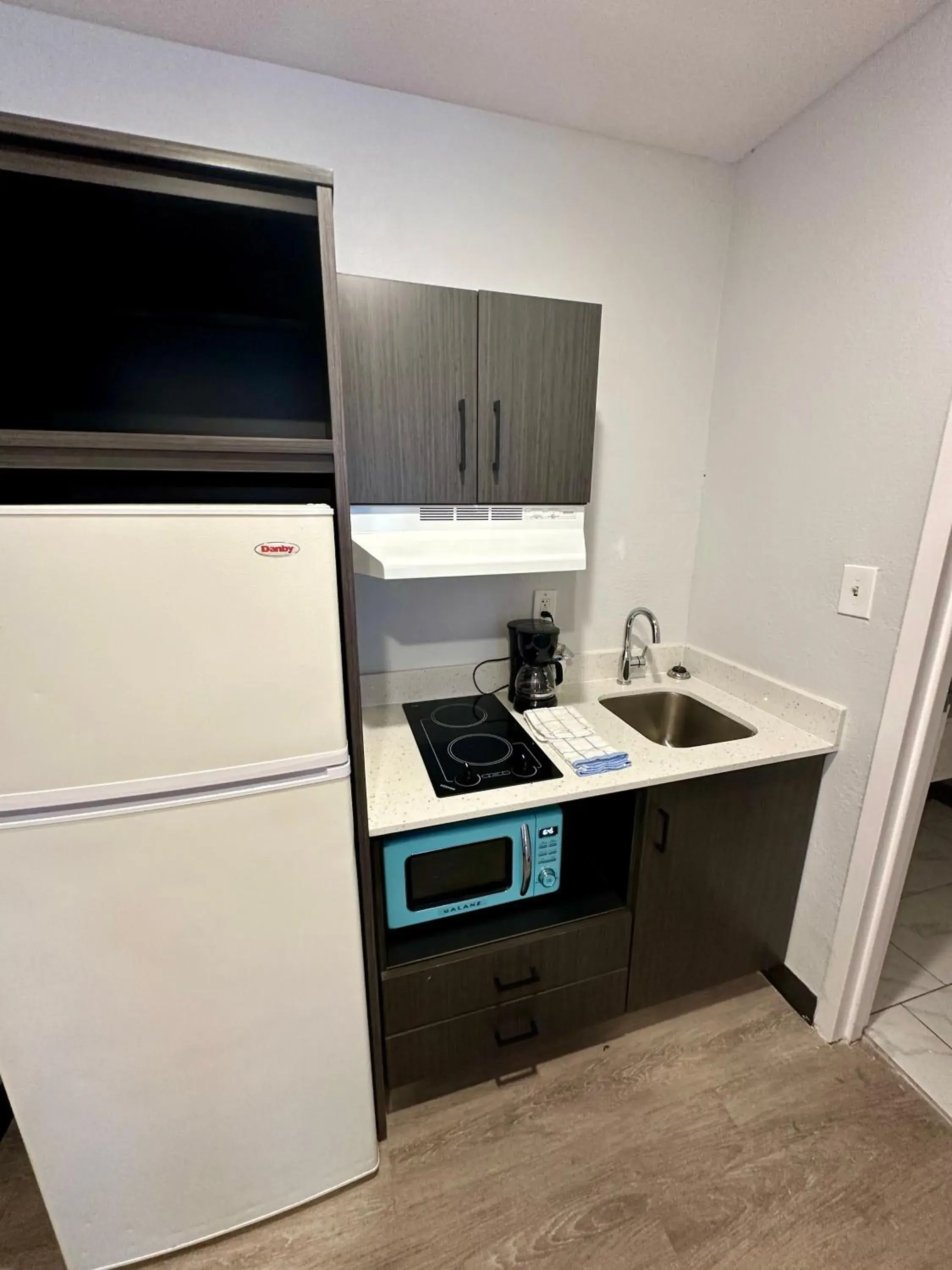 Kitchen or kitchenette in Studio 6 Columbus GA Columbus Airport Kitchen or kitchenette in Studio 6 Columbus GA Columbus Airport