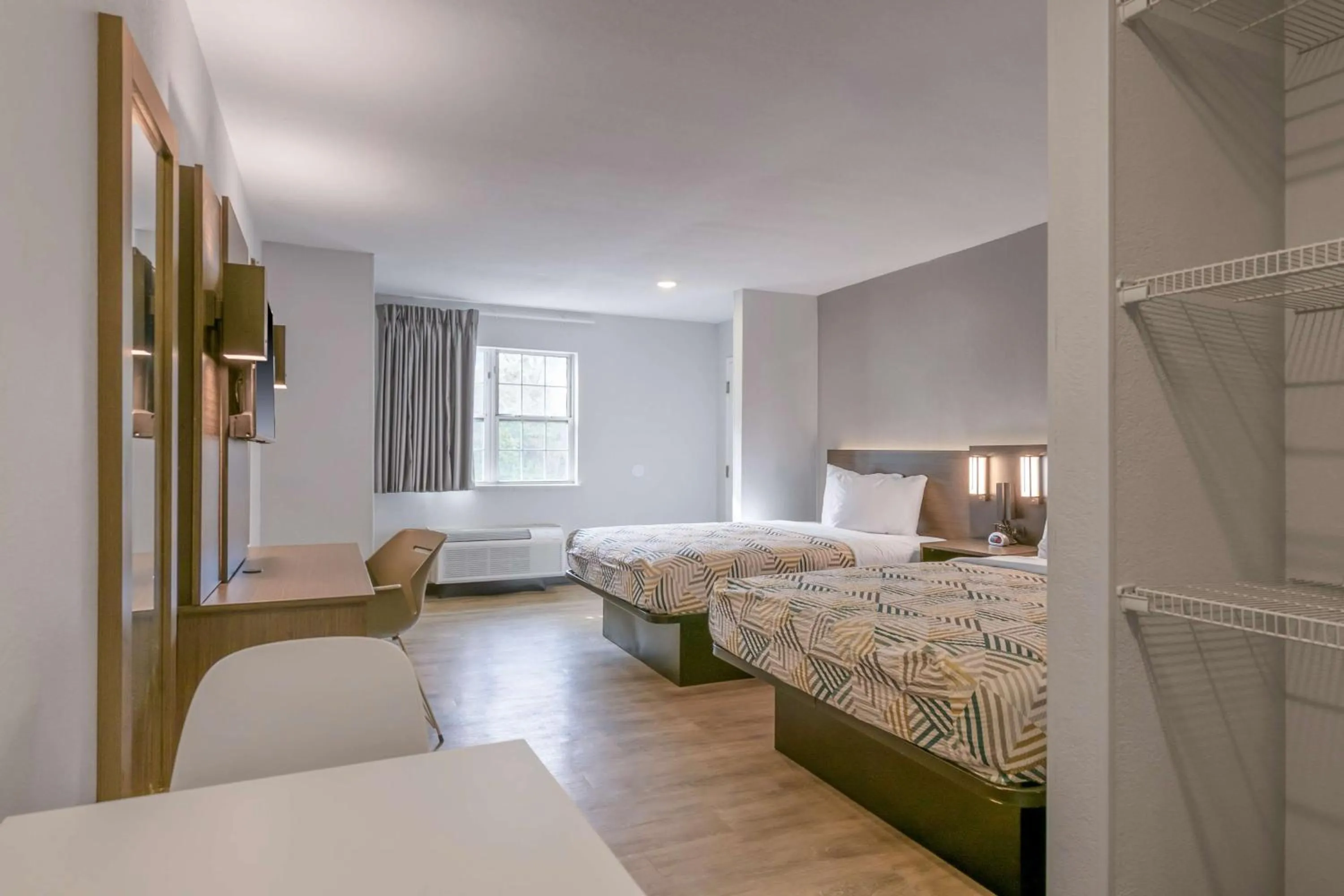 Bedroom, Bed in Studio 6 Columbus GA Columbus Airport