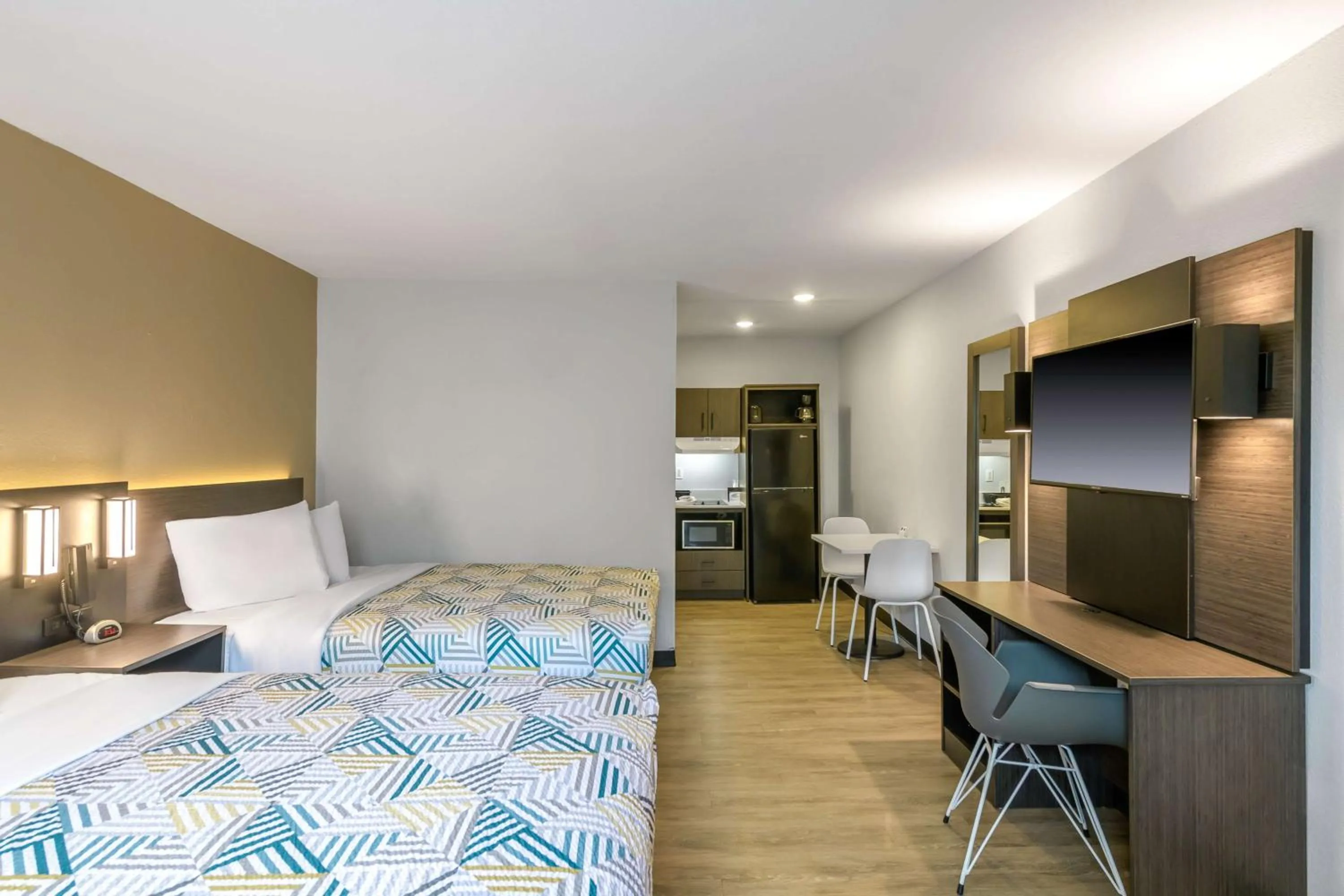 Photo of the whole room, Bed in Studio 6 Columbus GA Columbus Airport