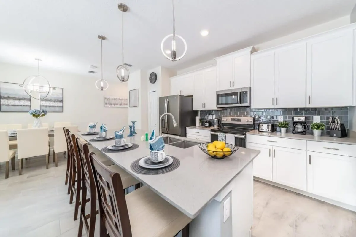 Chic Spacious with Private Pool Ideal Location
