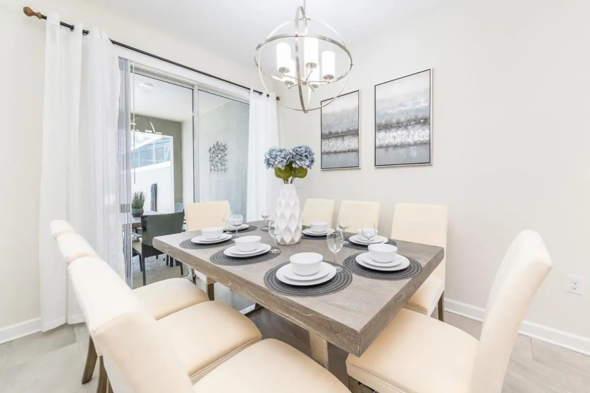 Chic Spacious with Private Pool Ideal Location