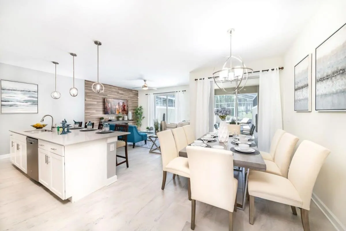 Chic Spacious with Private Pool Ideal Location