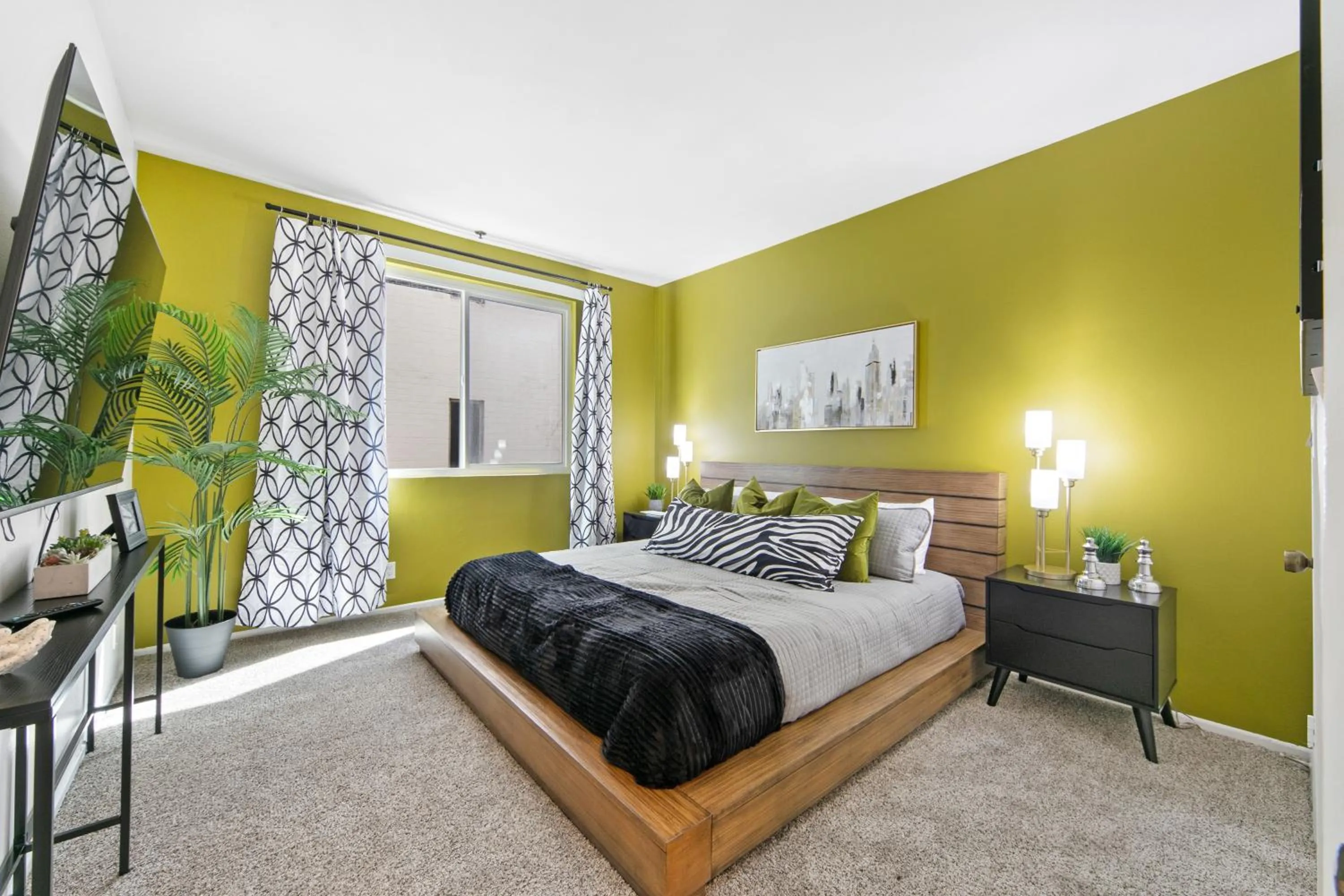 Beverly Hills Gem 1 BR Apt with Parking 218