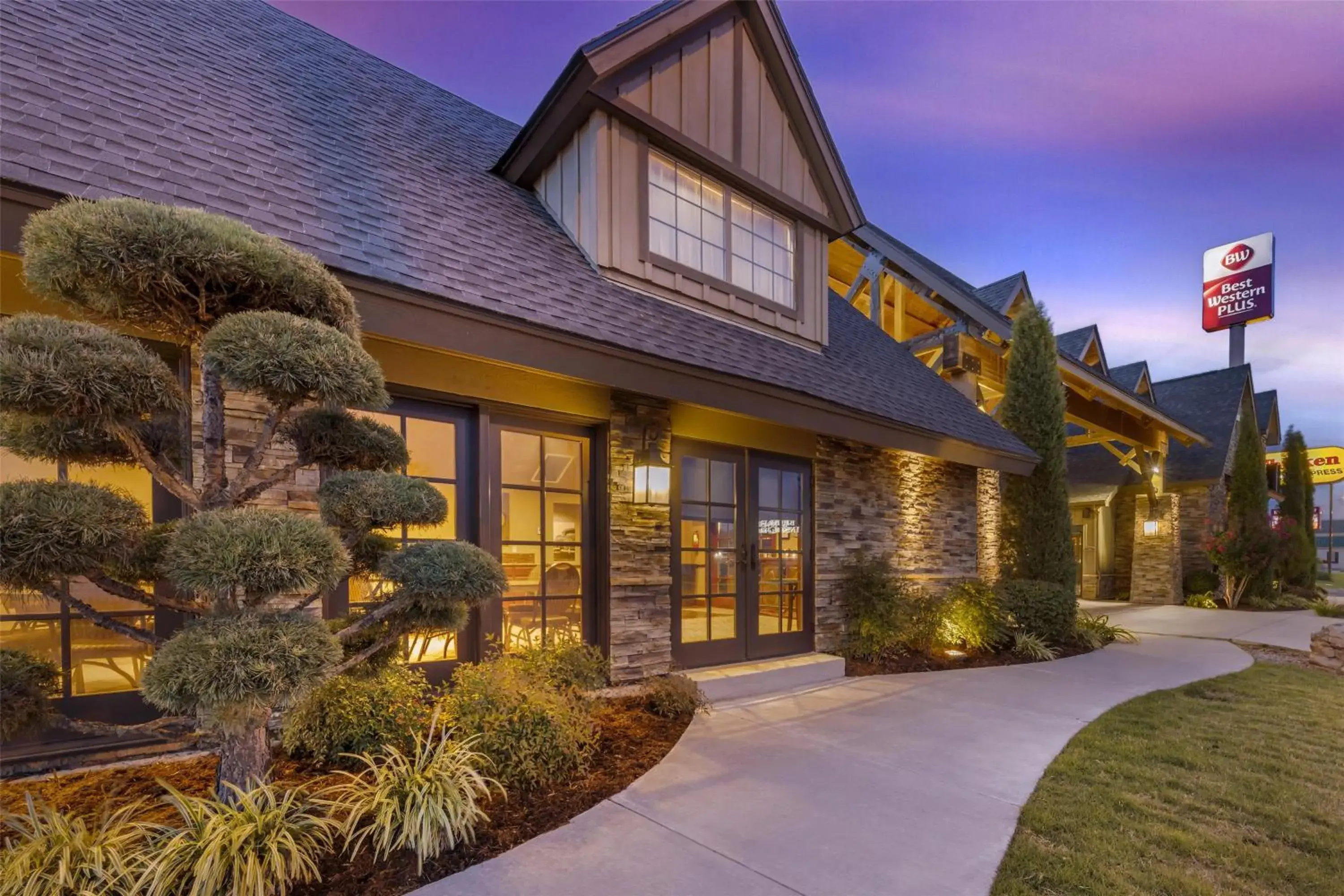 Property building in Best Western Plus Weatherford Property building in Best Western Plus Weatherford