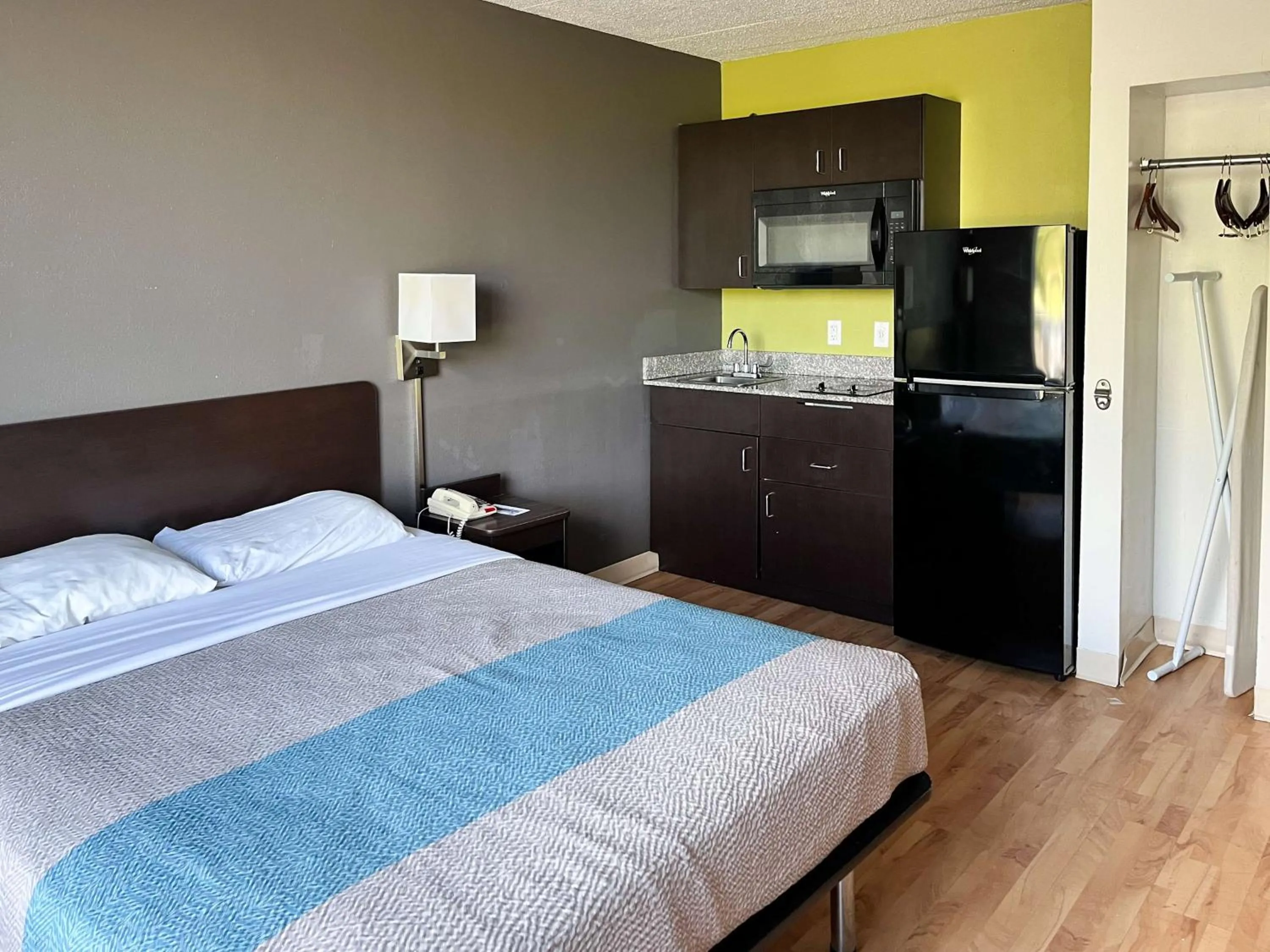 Bedroom, Bed in Studio 6 Suites Clarion, PA