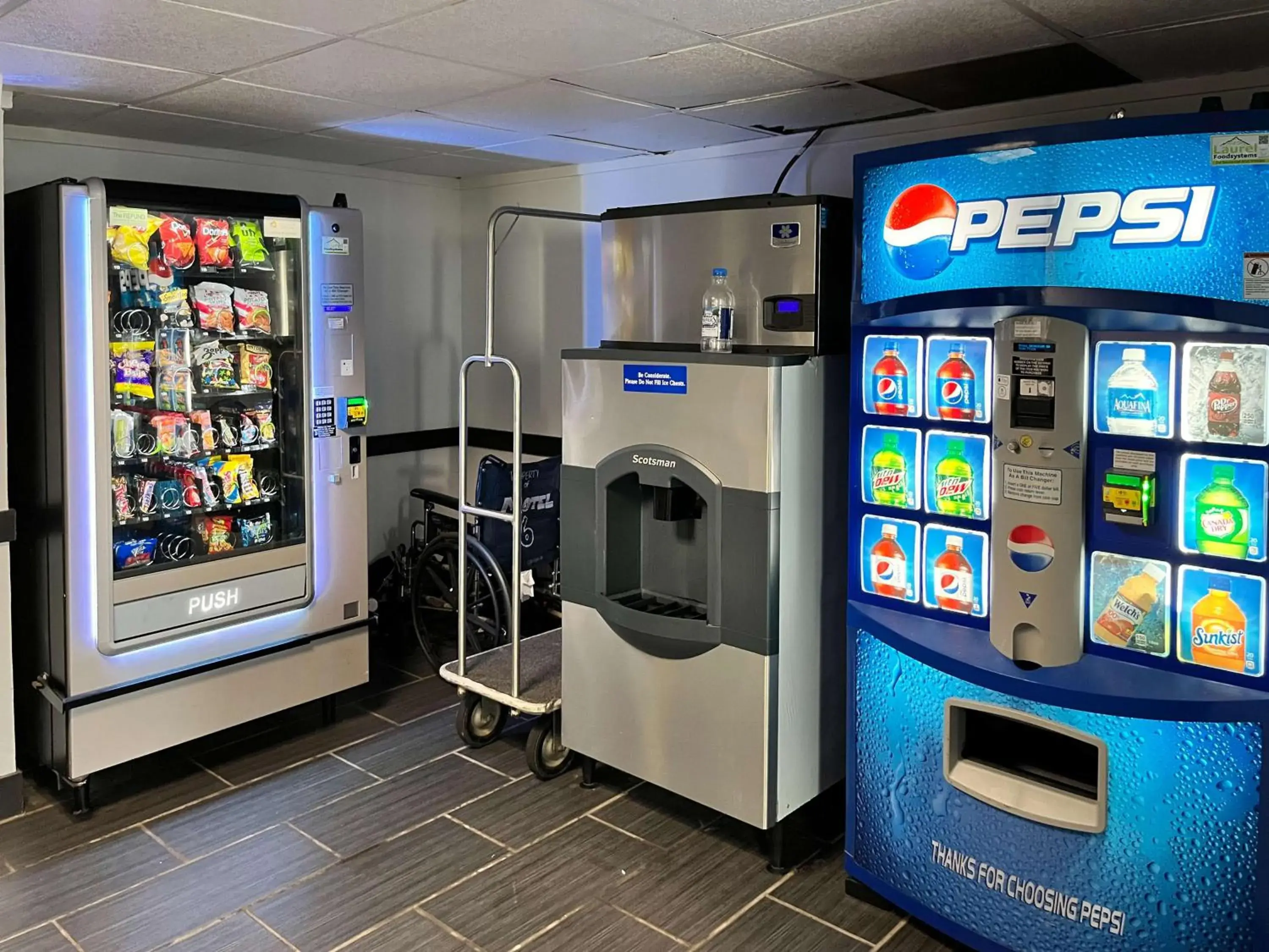 Property building in Studio 6 Suites Clarion, PA Property building in Studio 6 Suites Clarion, PA