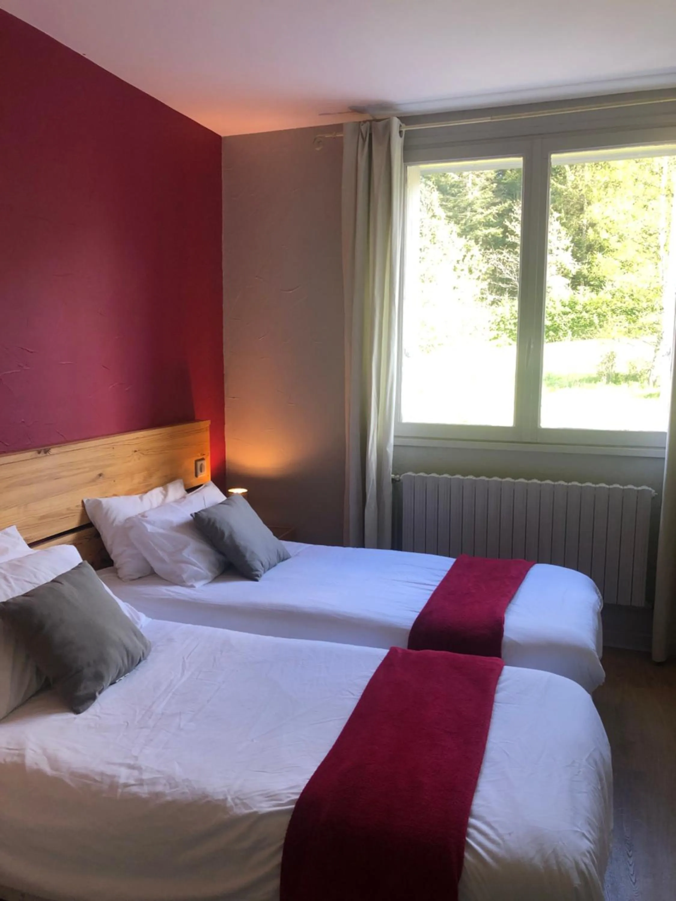 Bed in CONTACT HOTEL LE BOIS SAUVAGE