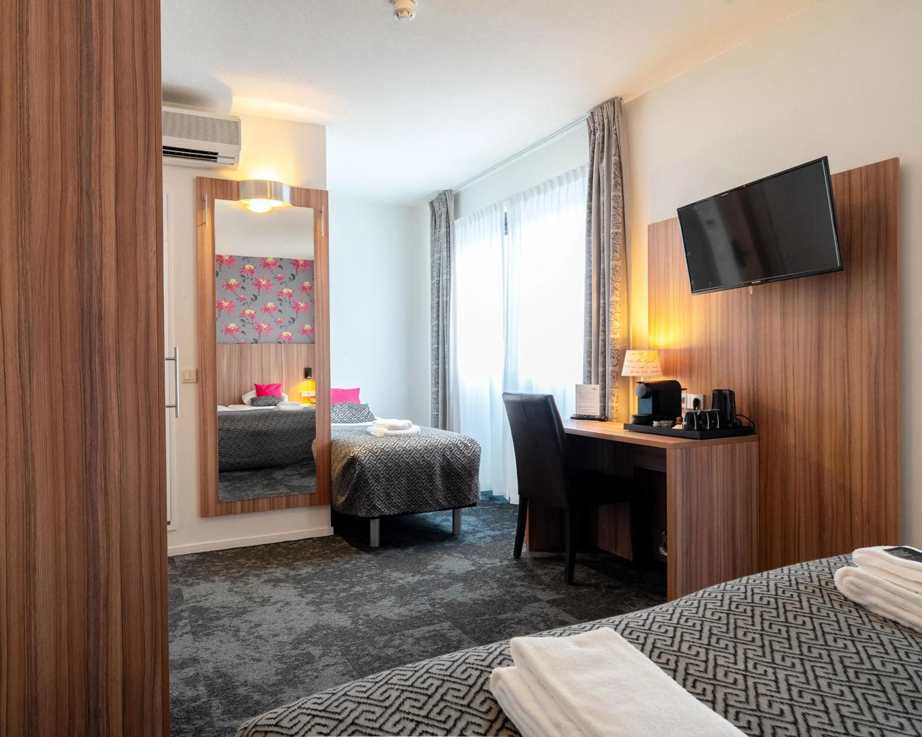 Bedroom, Bed in Martini Hotel