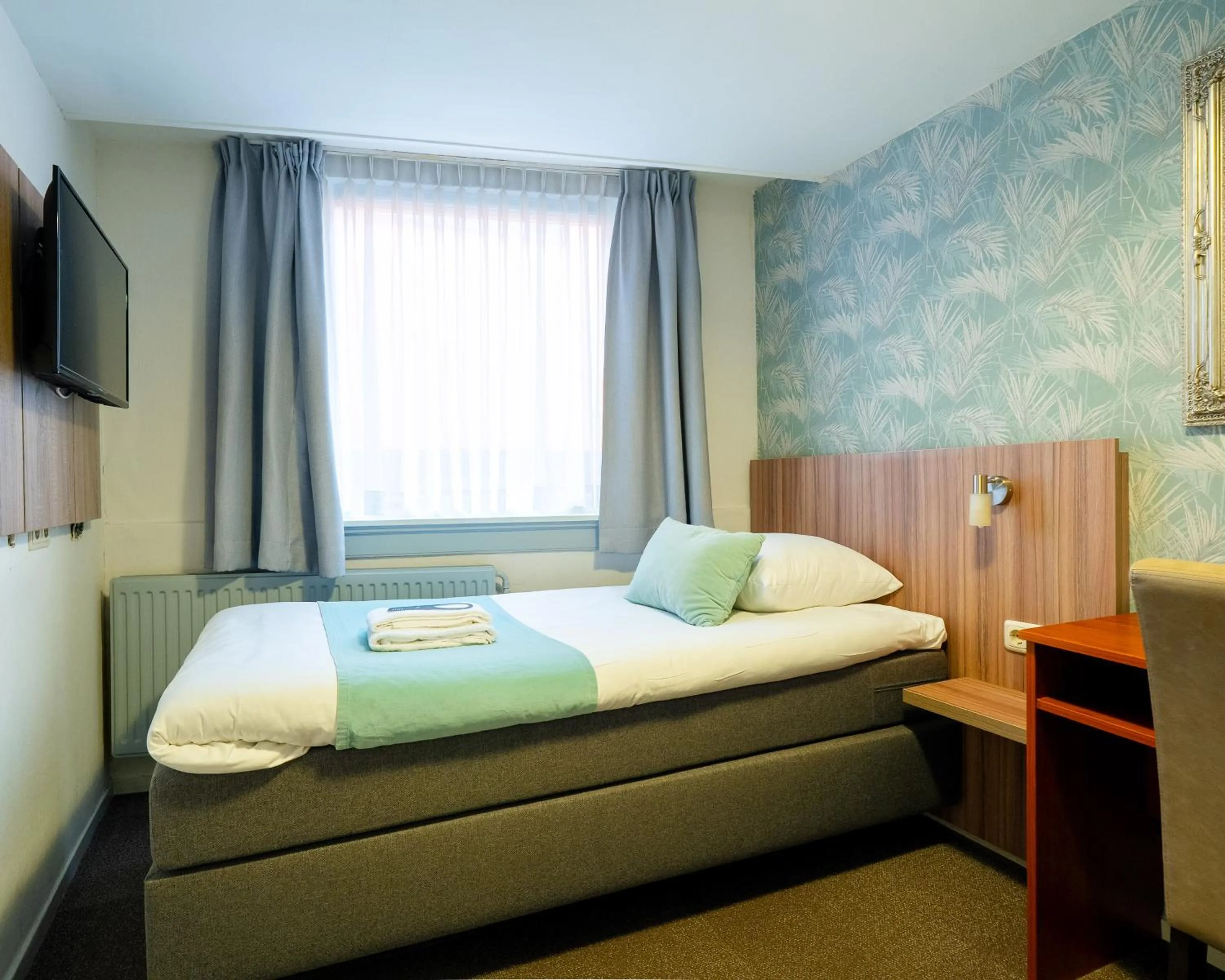 Bedroom, Bed in Martini Hotel