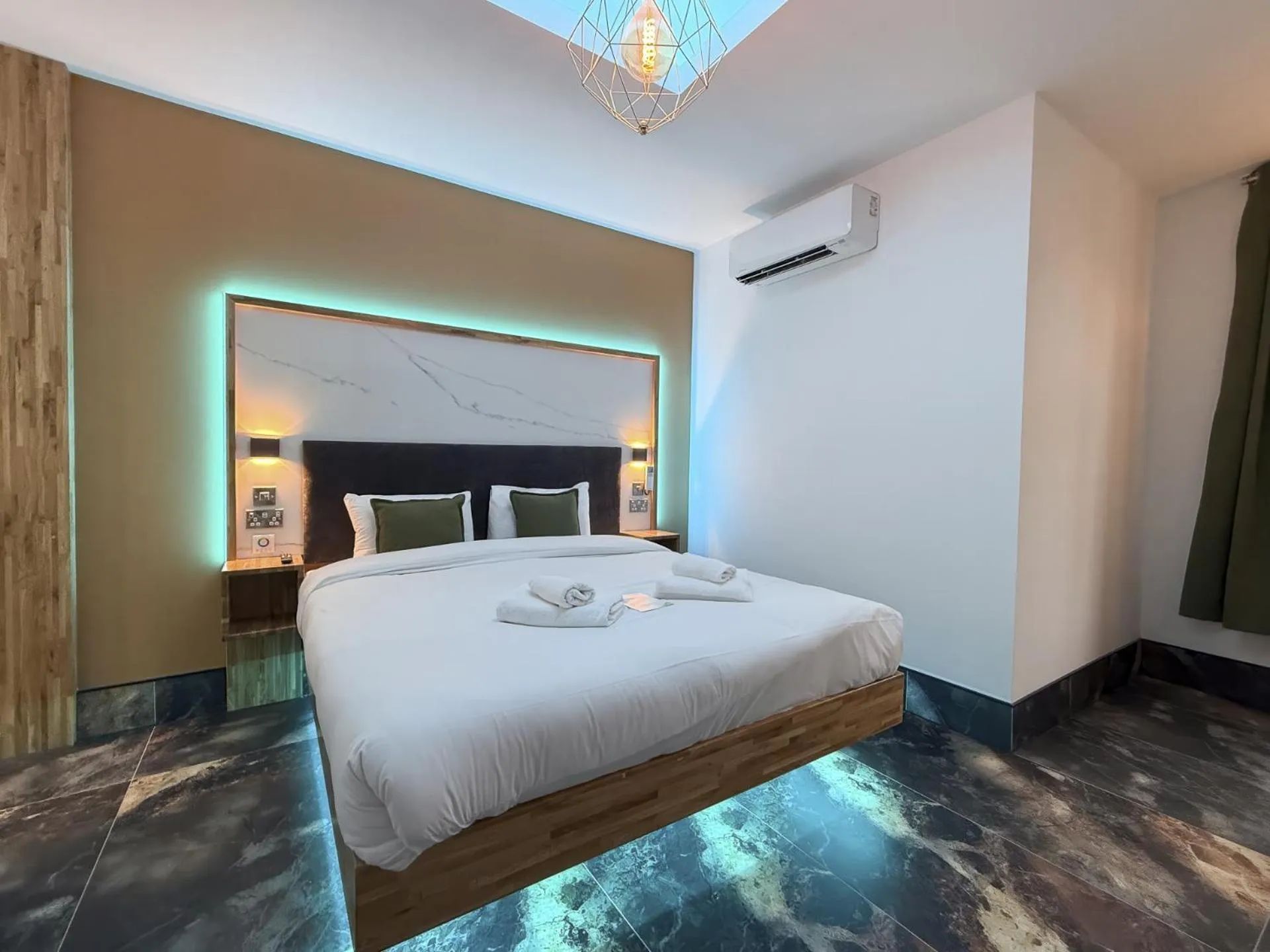 Bedroom, Bed in The Arundell Hotel